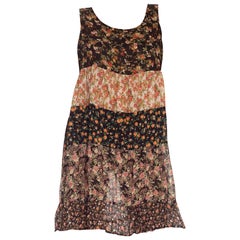 Robe de poupée en mousseline de soie noire et rose à motifs floraux patchwork des années 1970
