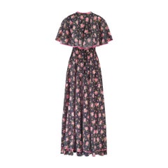 Maxikleid aus den 1970er Jahren in Schwarz mit rosa Blumenmuster, Kapuzenoberteil und rosa Besatz