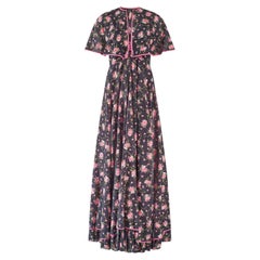 Maxikleid aus den 1970er Jahren in Schwarz mit rosa Blumenmuster, Kapuzenoberteil und rosa Besatz