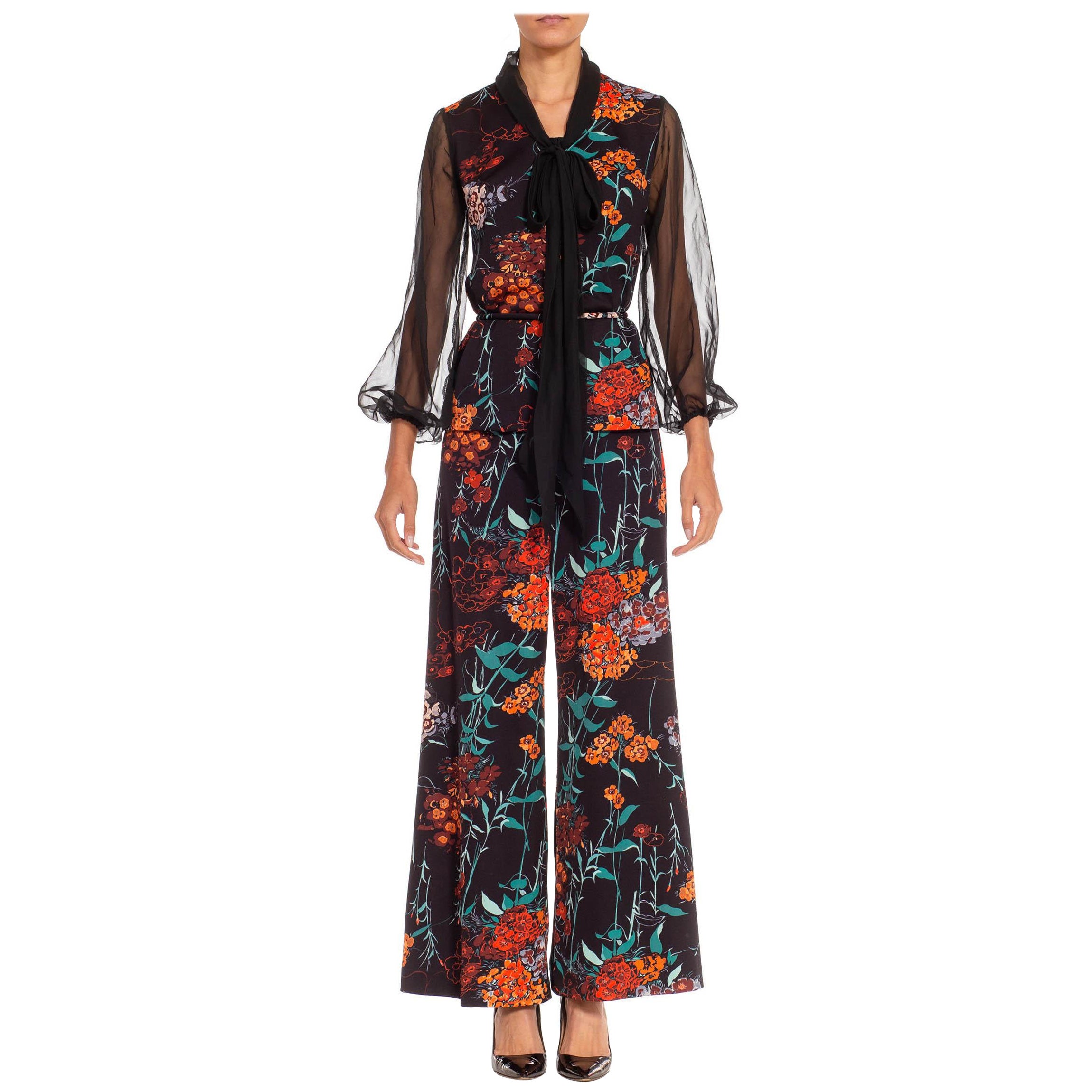 Schwarz-rotes Ensemble aus Polyestermischung mit Blumenmuster und durchsichtigen Ärmeln, 1970er Jahre im Angebot