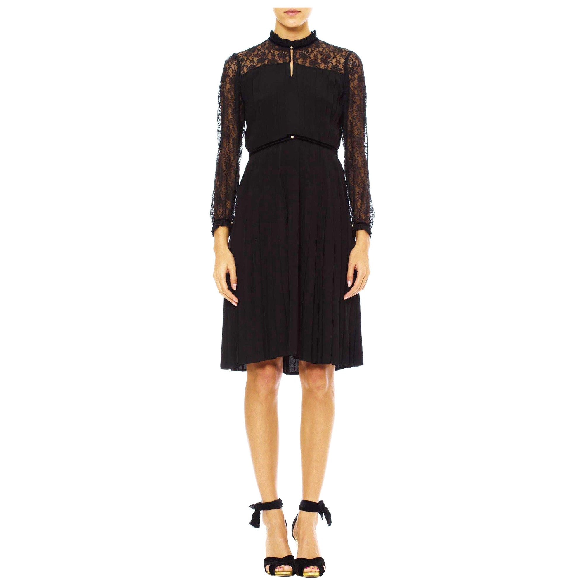 Robe LBD plissée à la main en faille de soie noire avec manches en dentelle et Victelle des années 1970