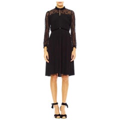 Robe LBD plissée à la main en faille de soie noire avec manches en dentelle et Victelle des années 1970