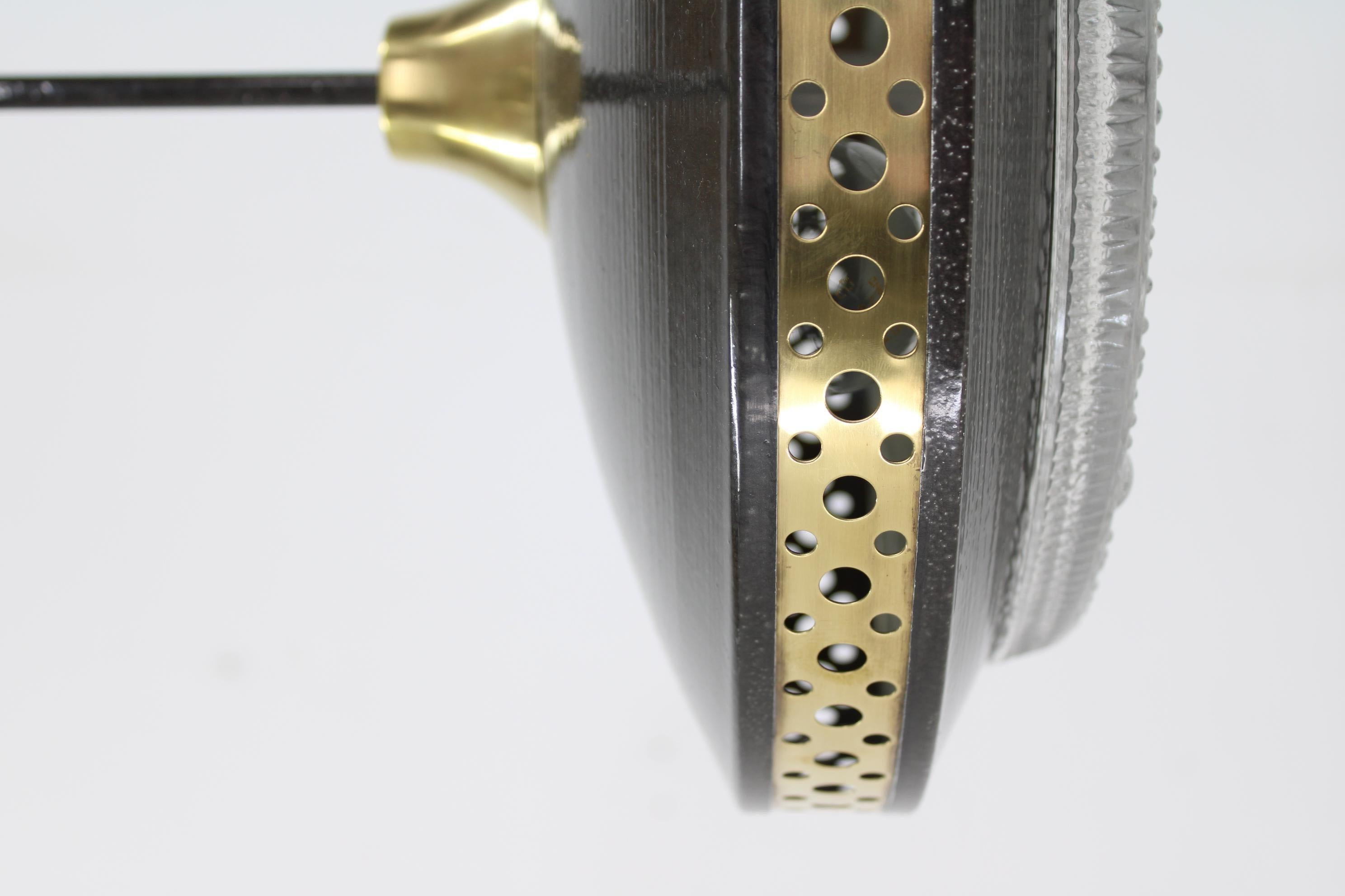 - Pendentif anneau en métal noir avec bande perforée en laiton par LUDIB Bratislava
- Bon état d'origine avec des signes mineurs d'utilisation 
- 2 ampoules E26 ou E27