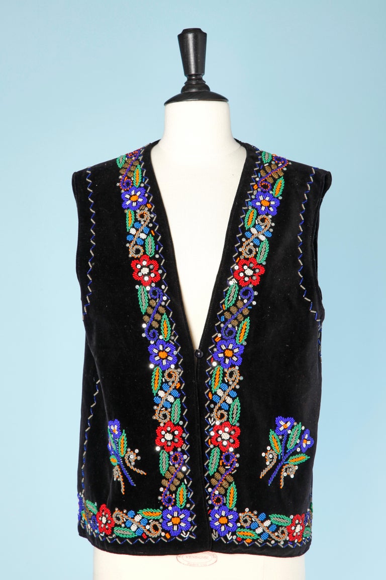 1970's Black velvet vest with beaded work and sequin  In Excellent Condition For Sale In Saint-Ouen-Sur-Seine, FR