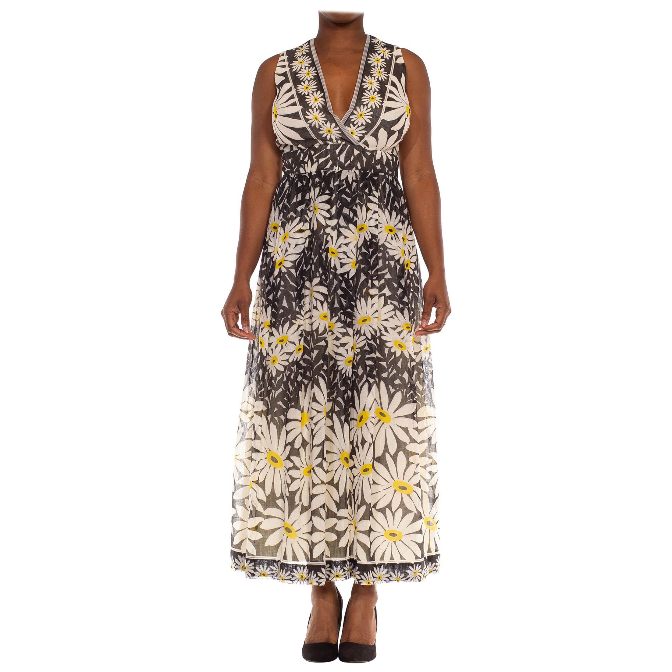 Schwarz-Weiß 1970er Jahre  Ärmelloses Kleid mit tiefem V-Ausschnitt und Gänseblümchenblumenmuster aus Baumwolle in Gelb &amp;amp; Gelb im Angebot