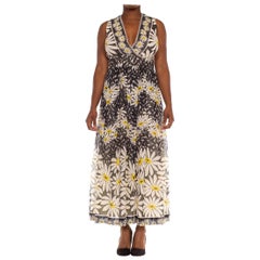 Noir, blanc des années 1970  Robe sans manches en coton jaune et jaune avec col en V plongeant et fleurs de marguerite