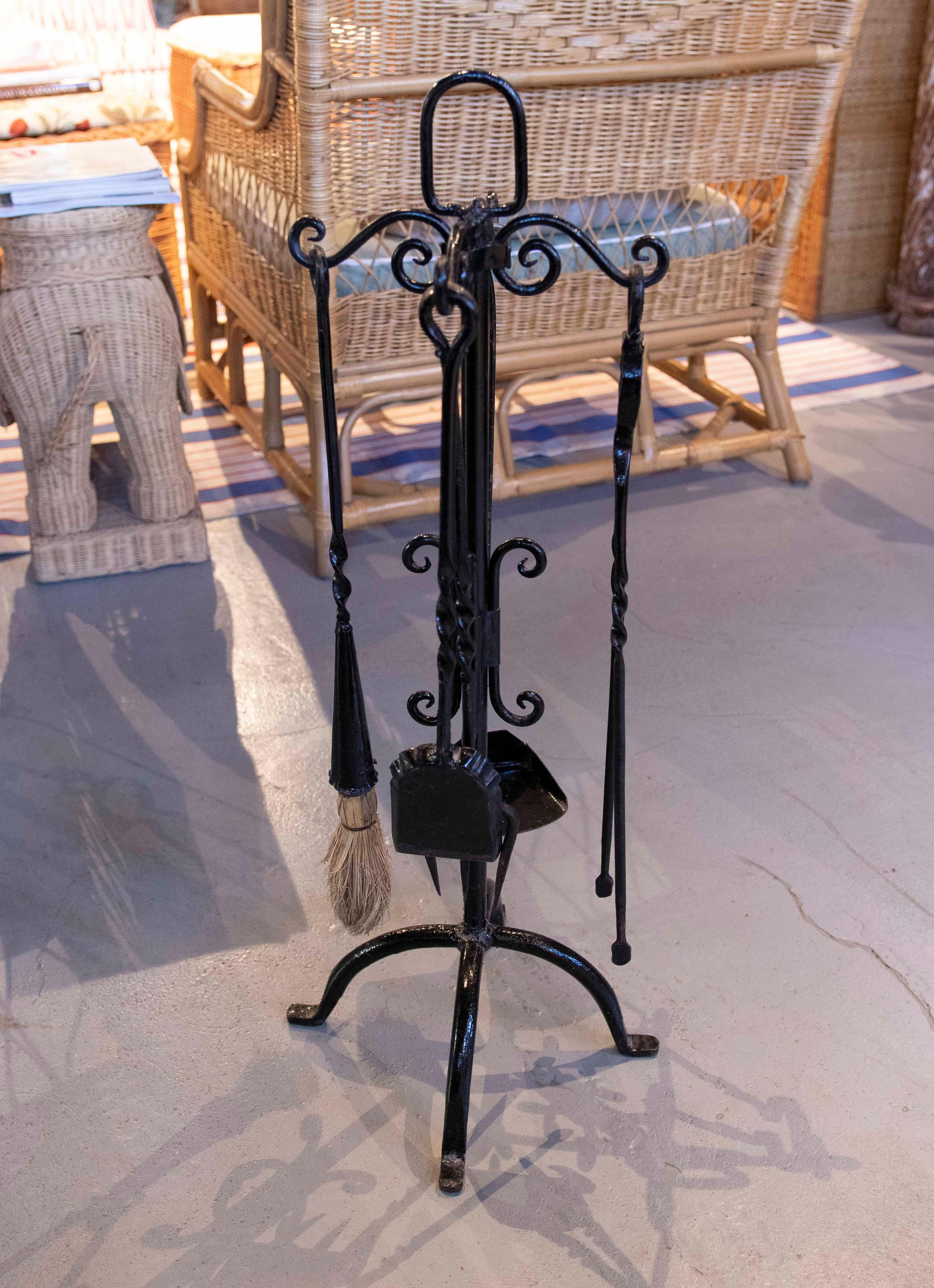 1970s Black Wrought Iron Fireplace Tool Set with Decorative Stand In Good Condition For Sale In Marbella, ES