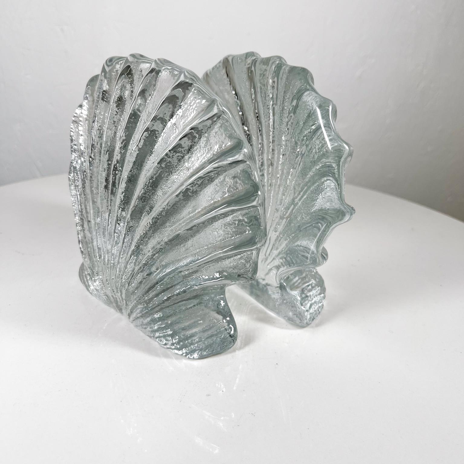 
1970s Blenko Art Glass Clear Seashell Bookends WV
7 w x 2 d x 6.38 h
Original unrestored vintage condition
See all images provided.