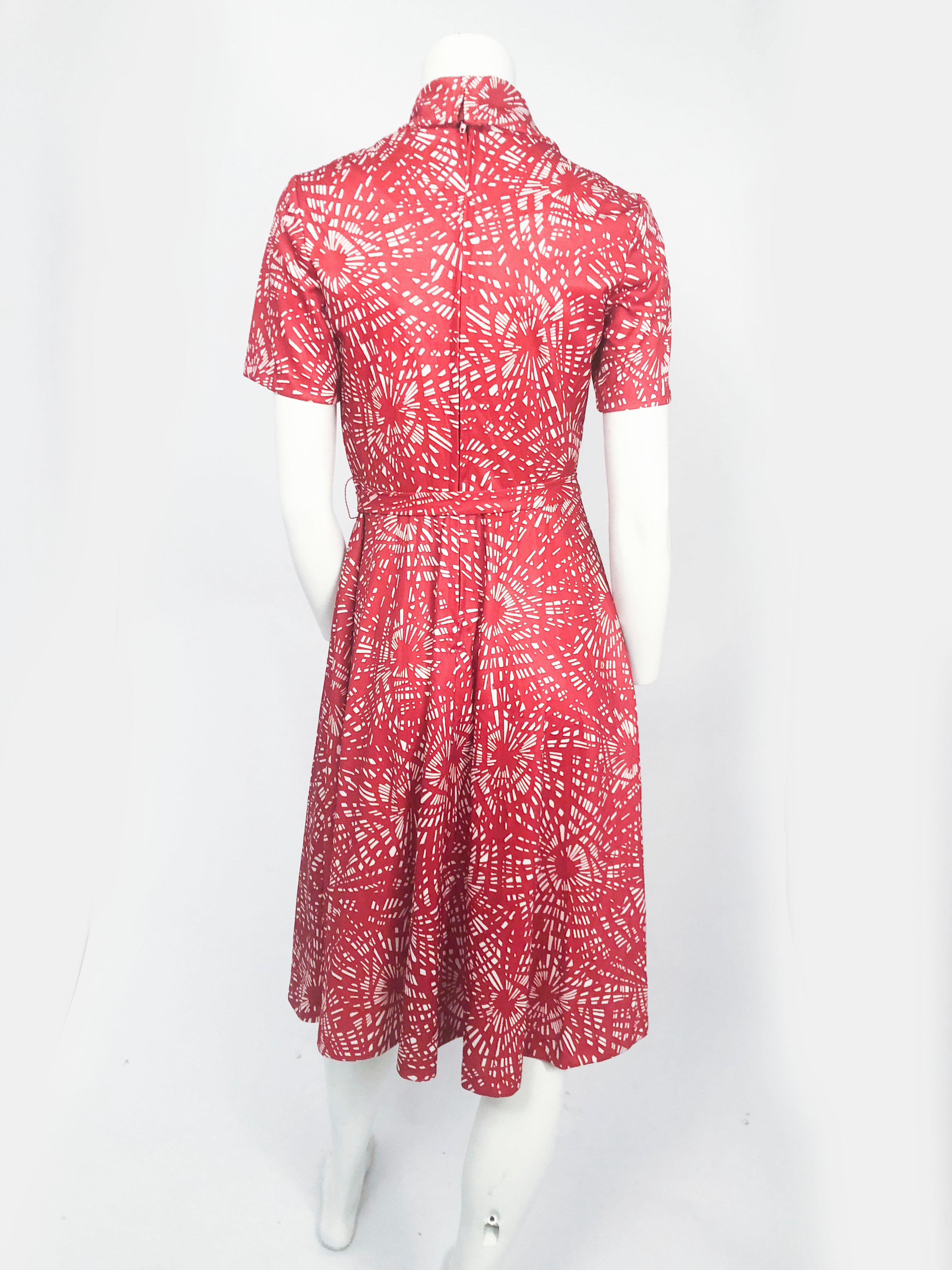 1970er Jahre Blutoranges bedrucktes Kleid mit übergroßem Rollkragenpullover im Angebot 1