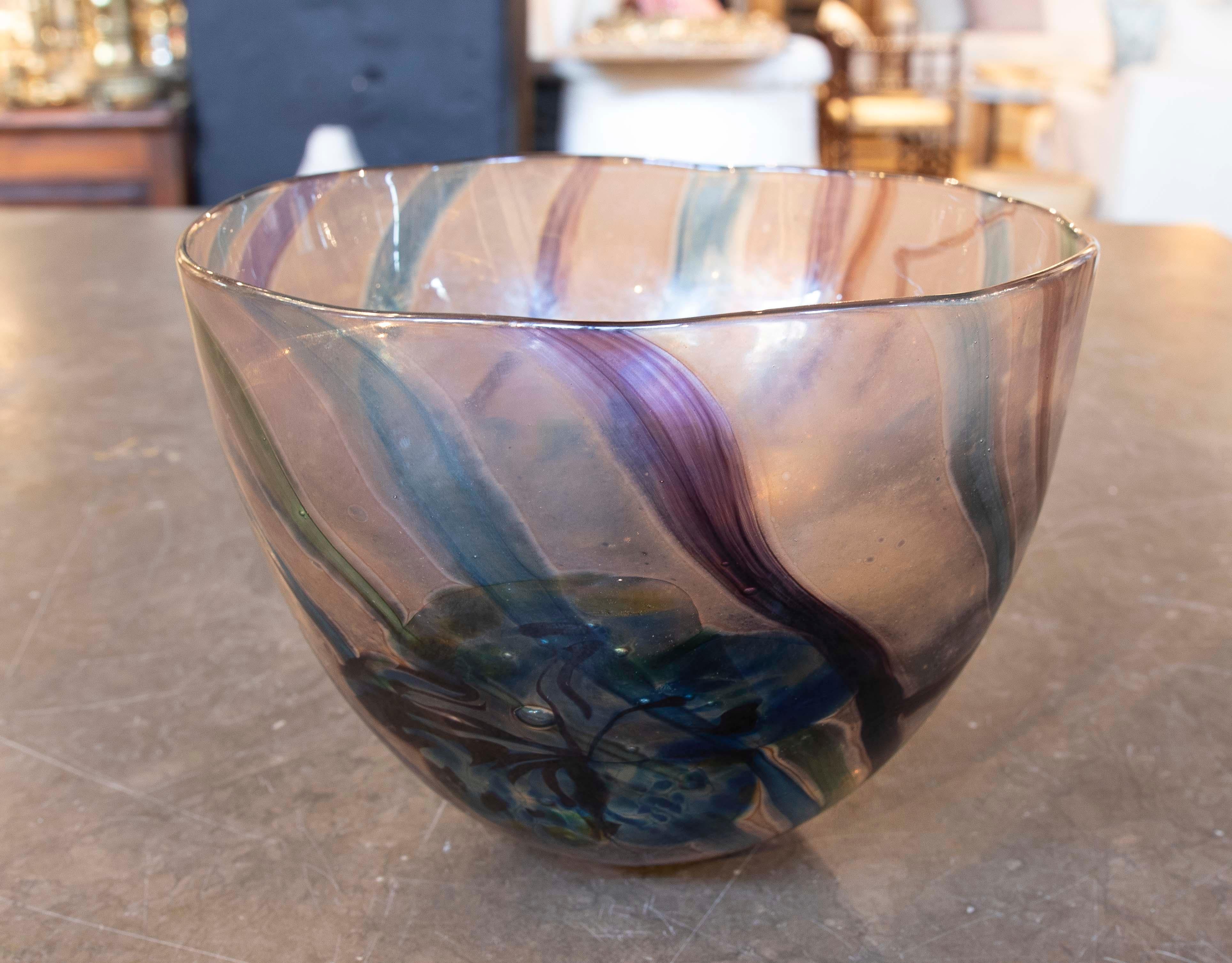 1970s Blown Glass Bowl with Ribbed Decoration, Contemporary Style In Good Condition For Sale In Marbella, ES