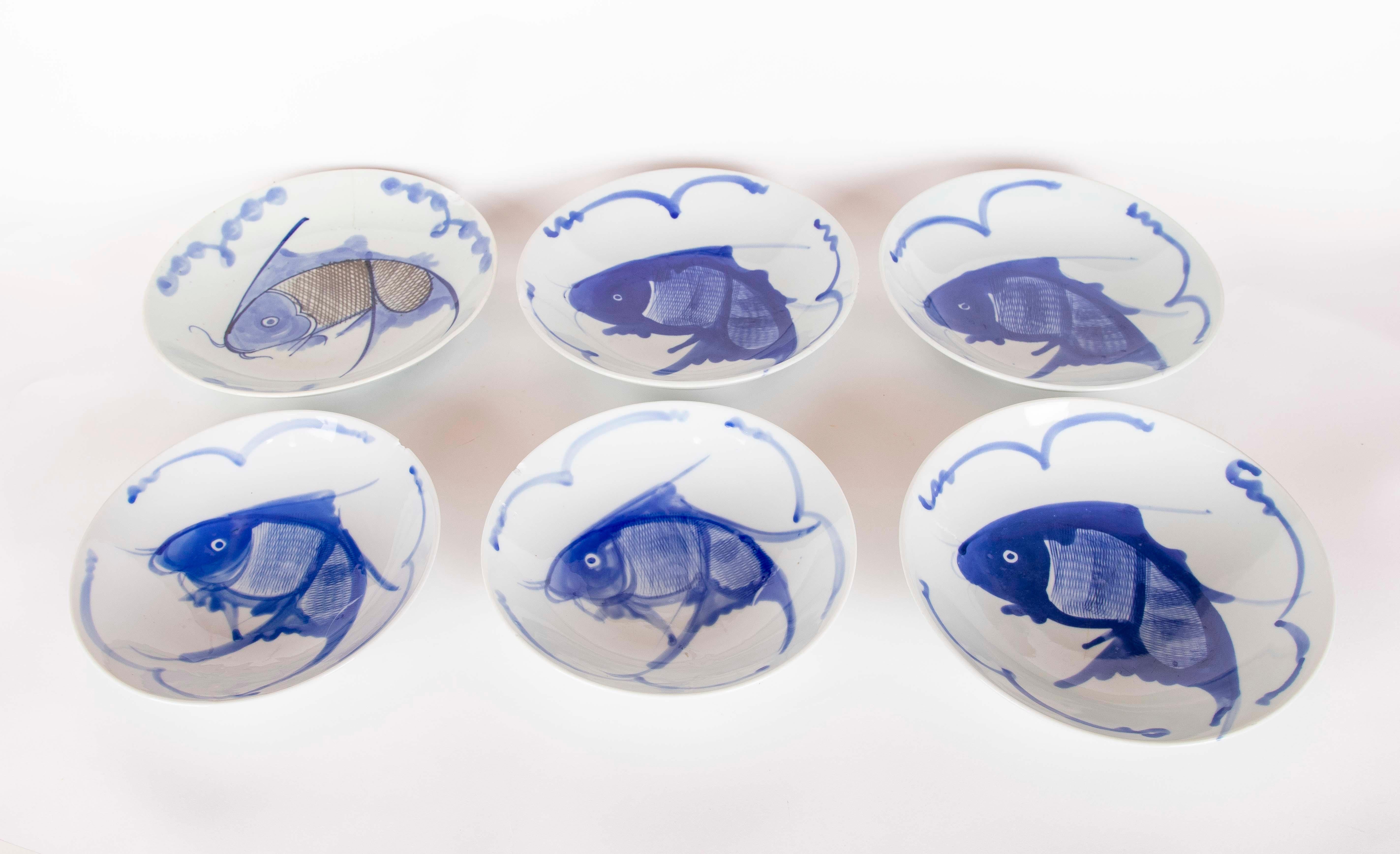 Asiatique 1970 Ensemble d'assiettes en porcelaine bleue et blanche avec motif de poisson en vente