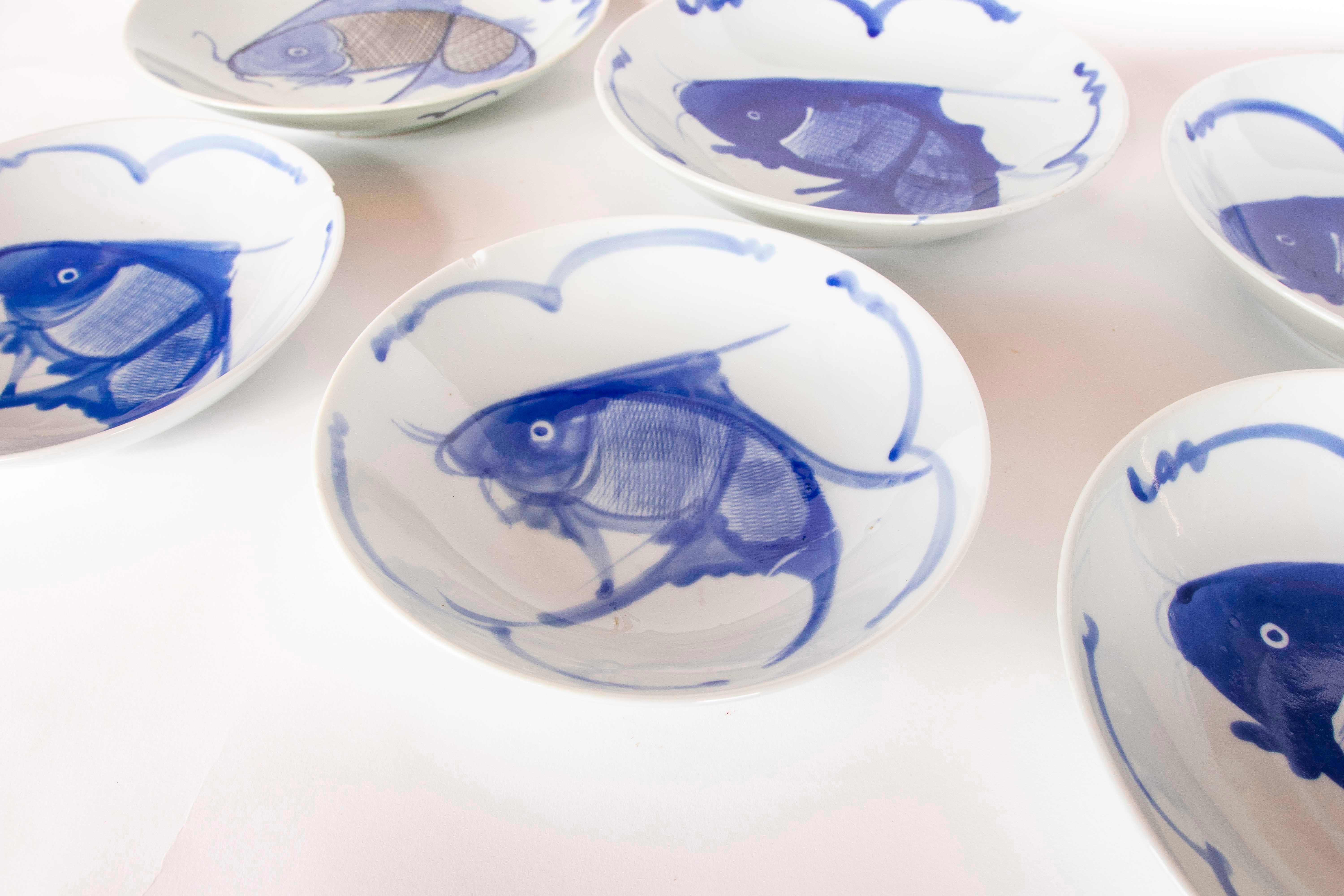 1970 Ensemble d'assiettes en porcelaine bleue et blanche avec motif de poisson Bon état - En vente à Marbella, ES