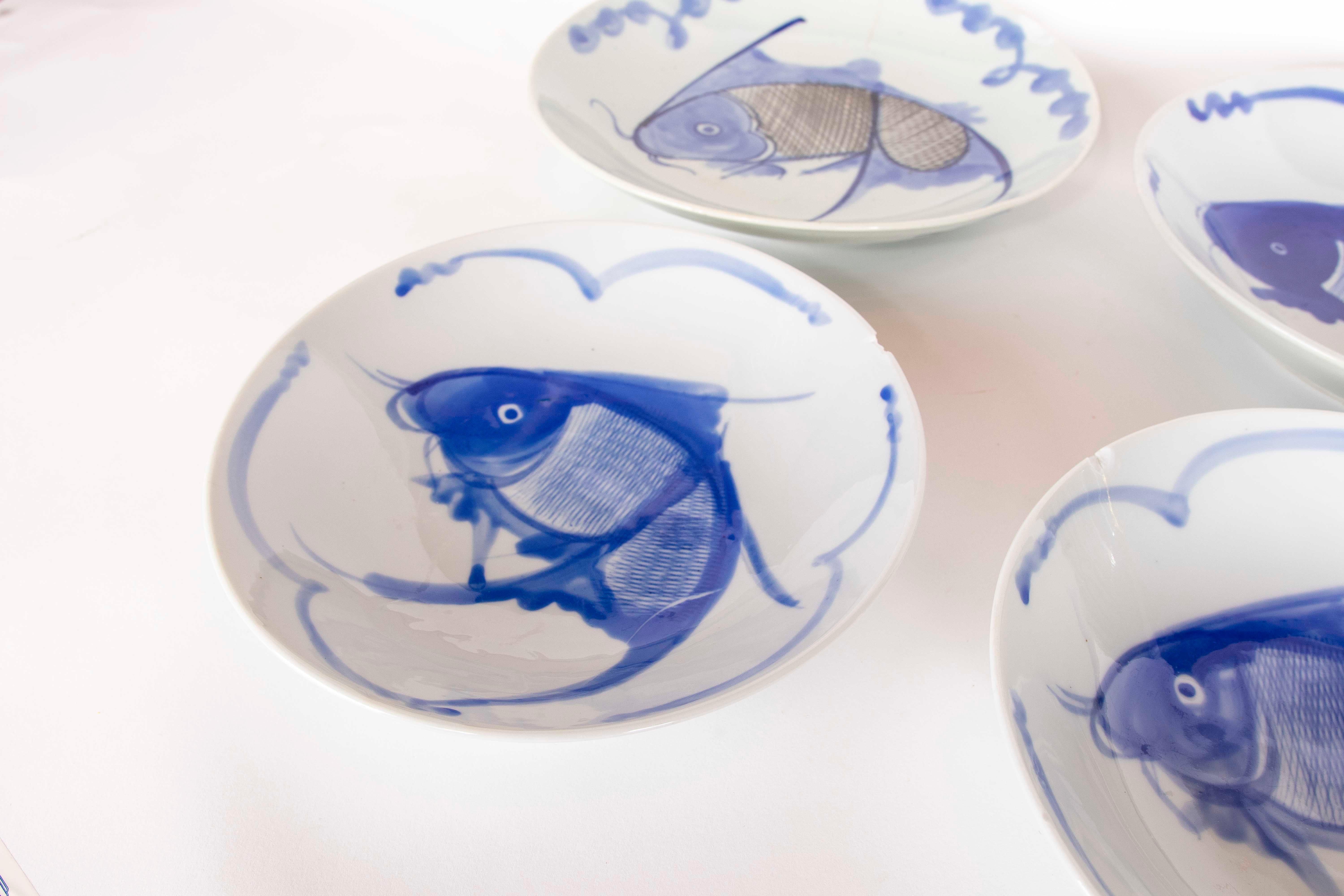20ième siècle 1970 Ensemble d'assiettes en porcelaine bleue et blanche avec motif de poisson en vente
