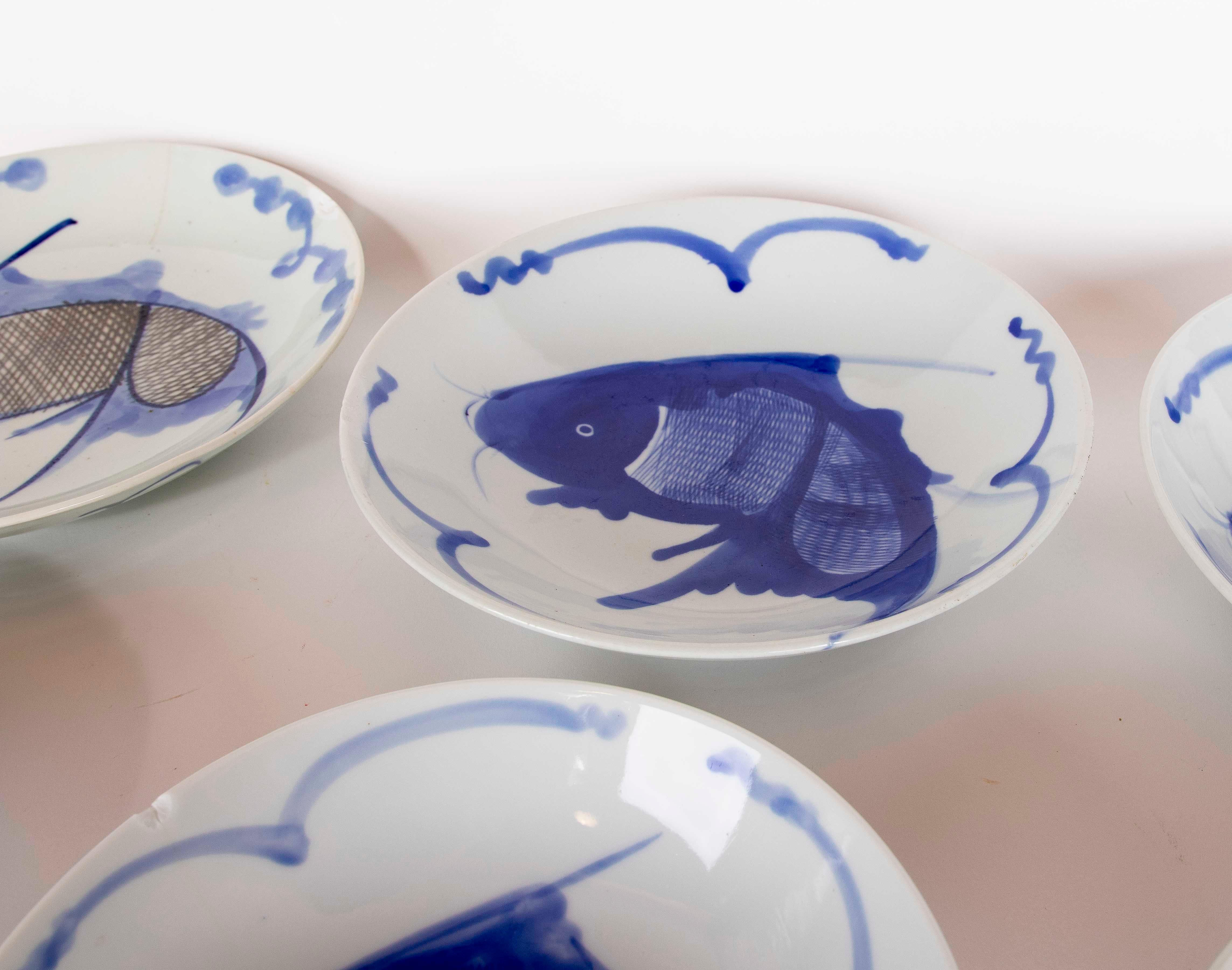 1970 Ensemble d'assiettes en porcelaine bleue et blanche avec motif de poisson en vente 1
