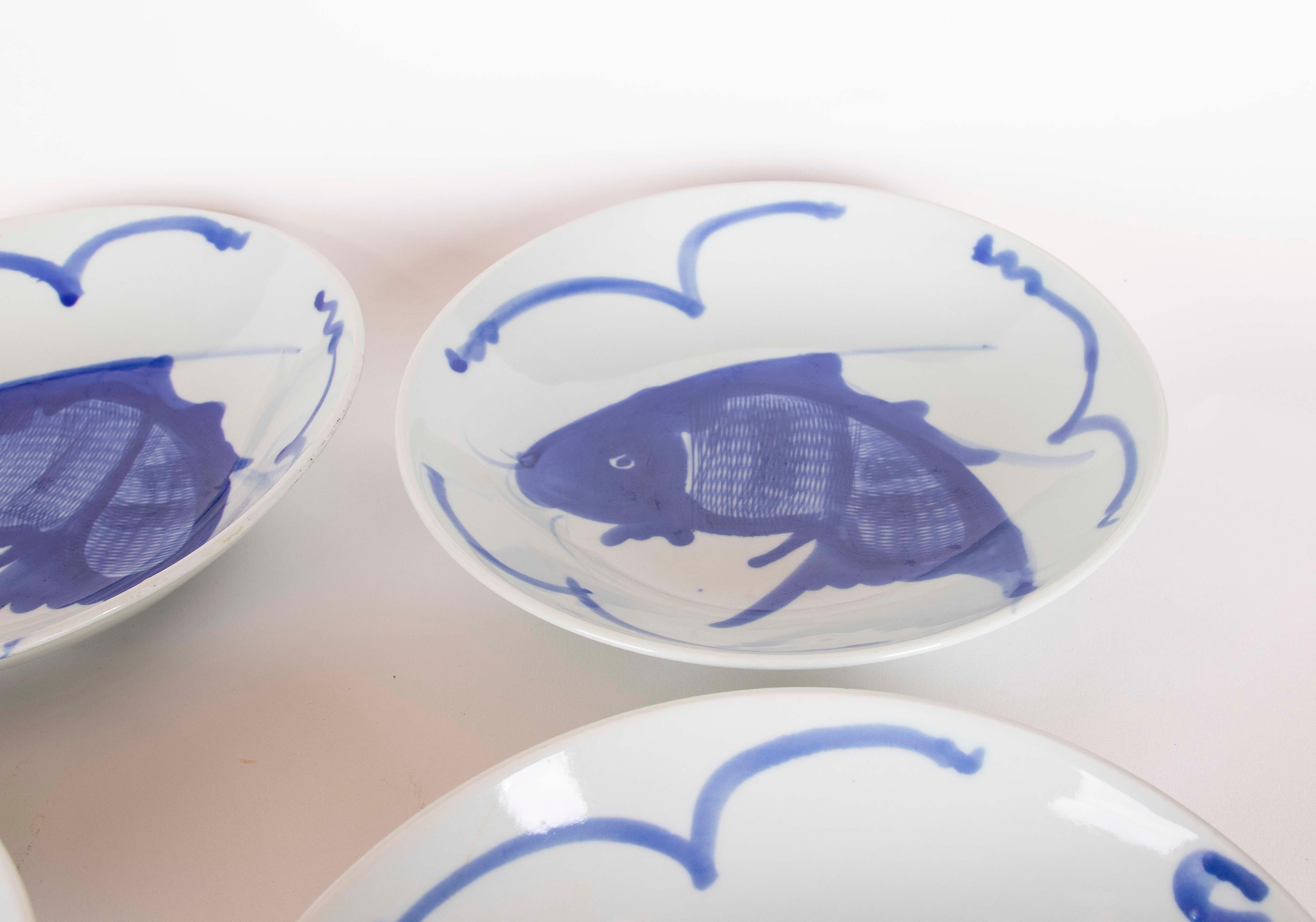 1970 Ensemble d'assiettes en porcelaine bleue et blanche avec motif de poisson en vente 2