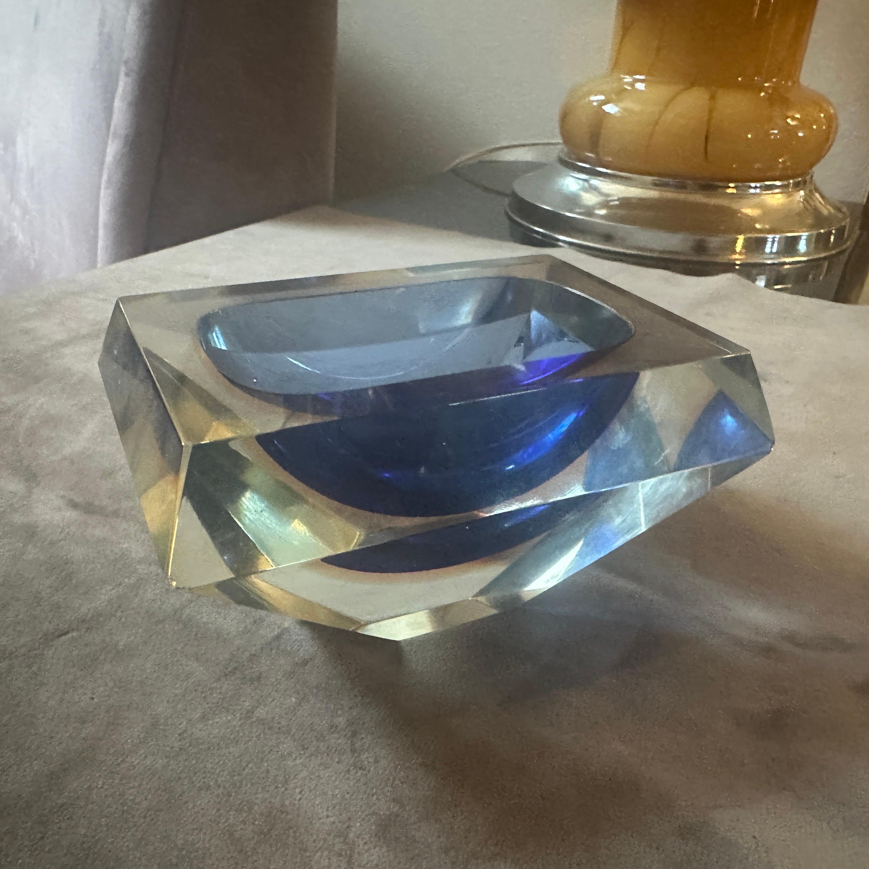 Eine seltene semi facettiert Murano-Glas rechteckigen Aschenbecher entworfen und hergestellt von Seguso, ist es in perfektem Zustand. Der mit Präzision und Kunstfertigkeit gefertigte Aschenbecher verfügt über eine facettenreiche Oberfläche, die das