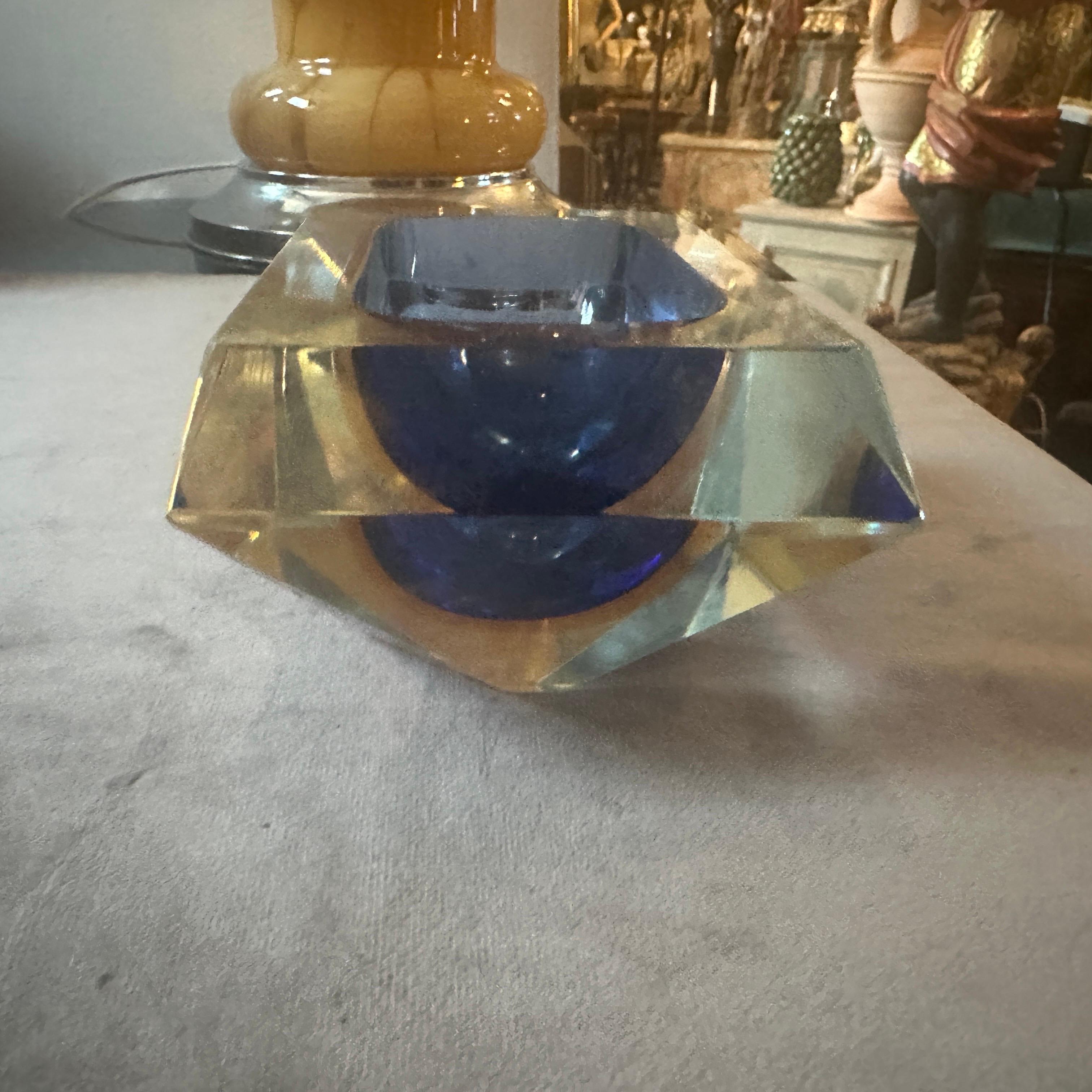 Aschenbecher aus blauem und gelbem Murano Glass Sommerso, facettiert, 1970er Jahre, von Seguso (20. Jahrhundert) im Angebot