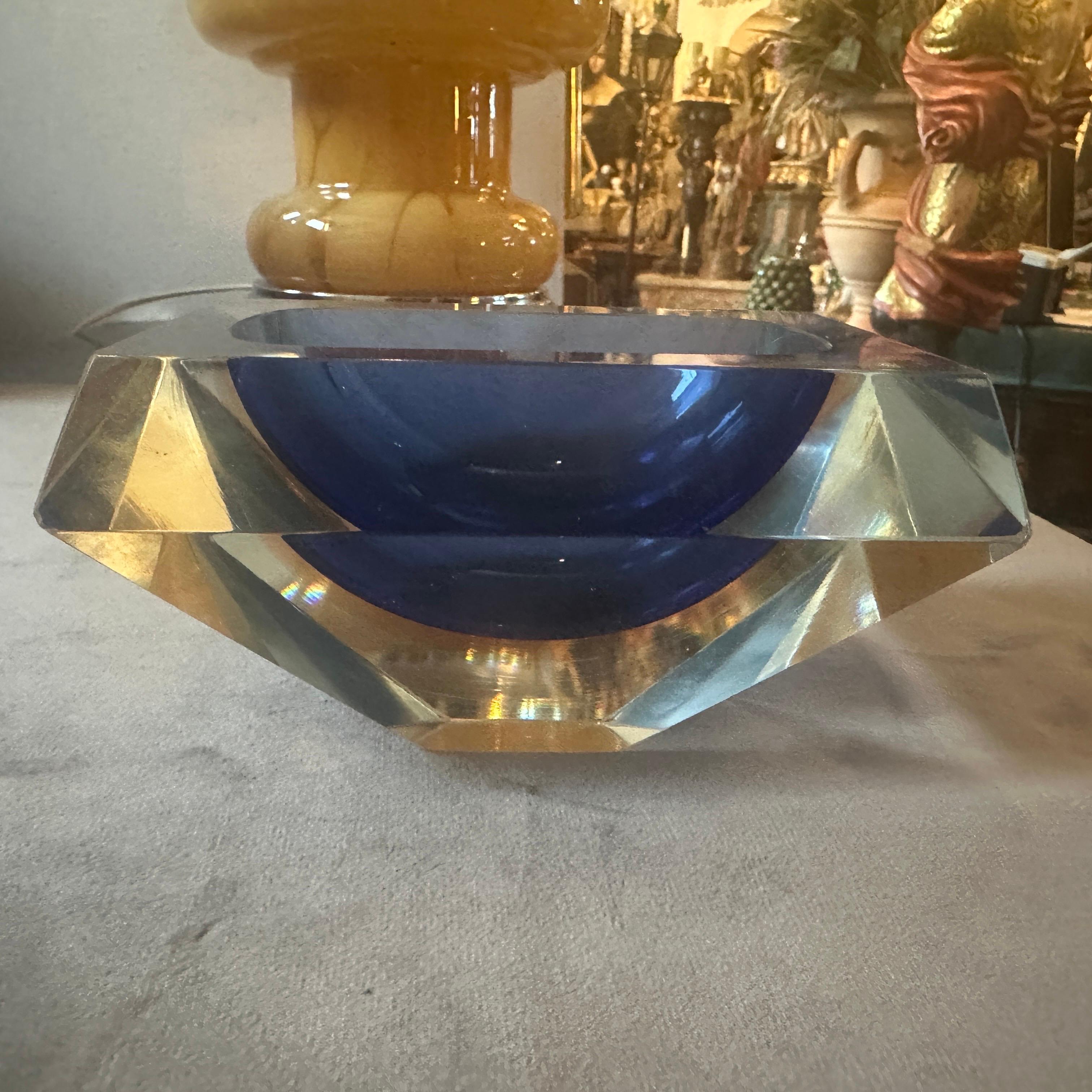 Aschenbecher aus blauem und gelbem Murano Glass Sommerso, facettiert, 1970er Jahre, von Seguso (Muranoglas) im Angebot