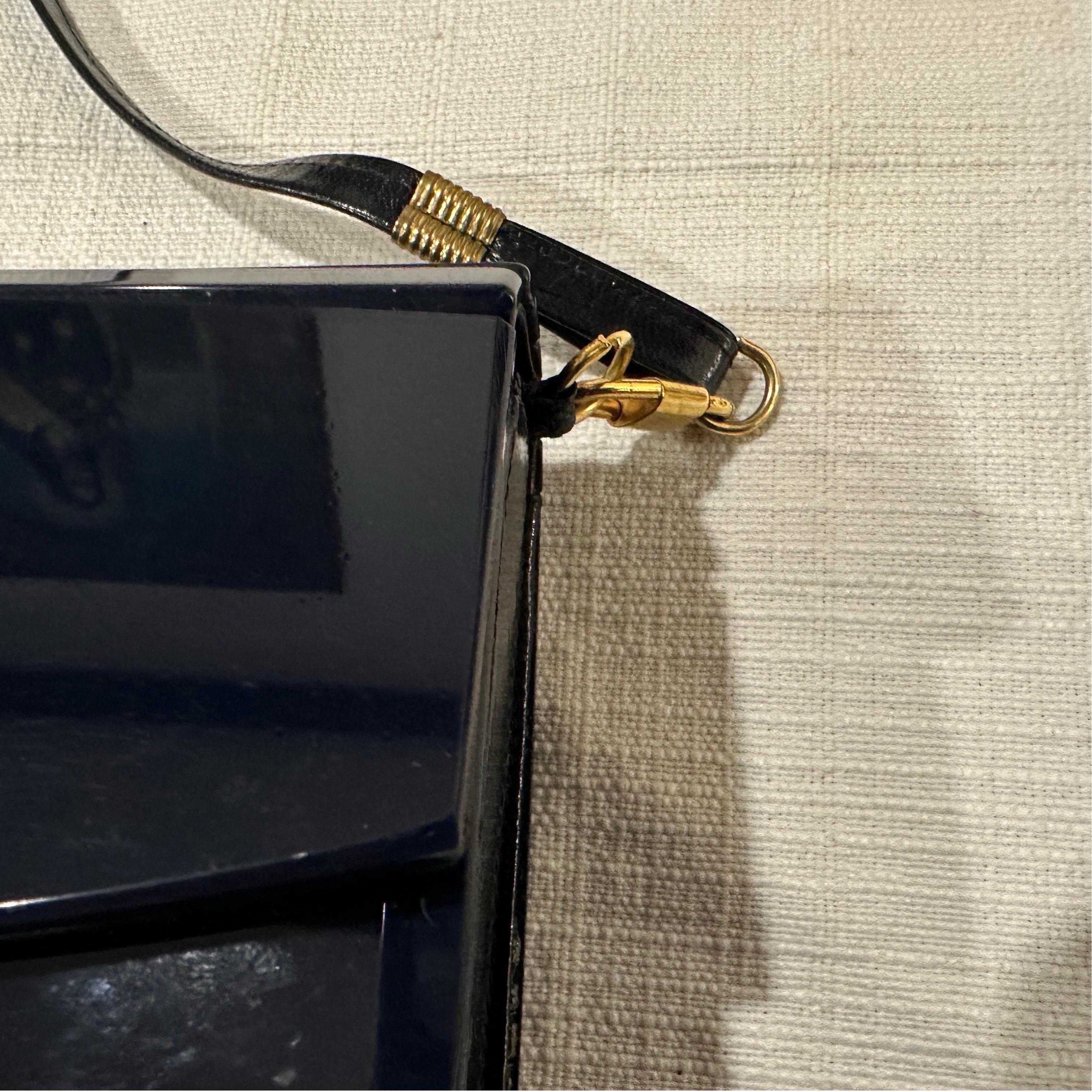 Bolso italiano de baquelita y cuero azul de los años 70 en venta 5