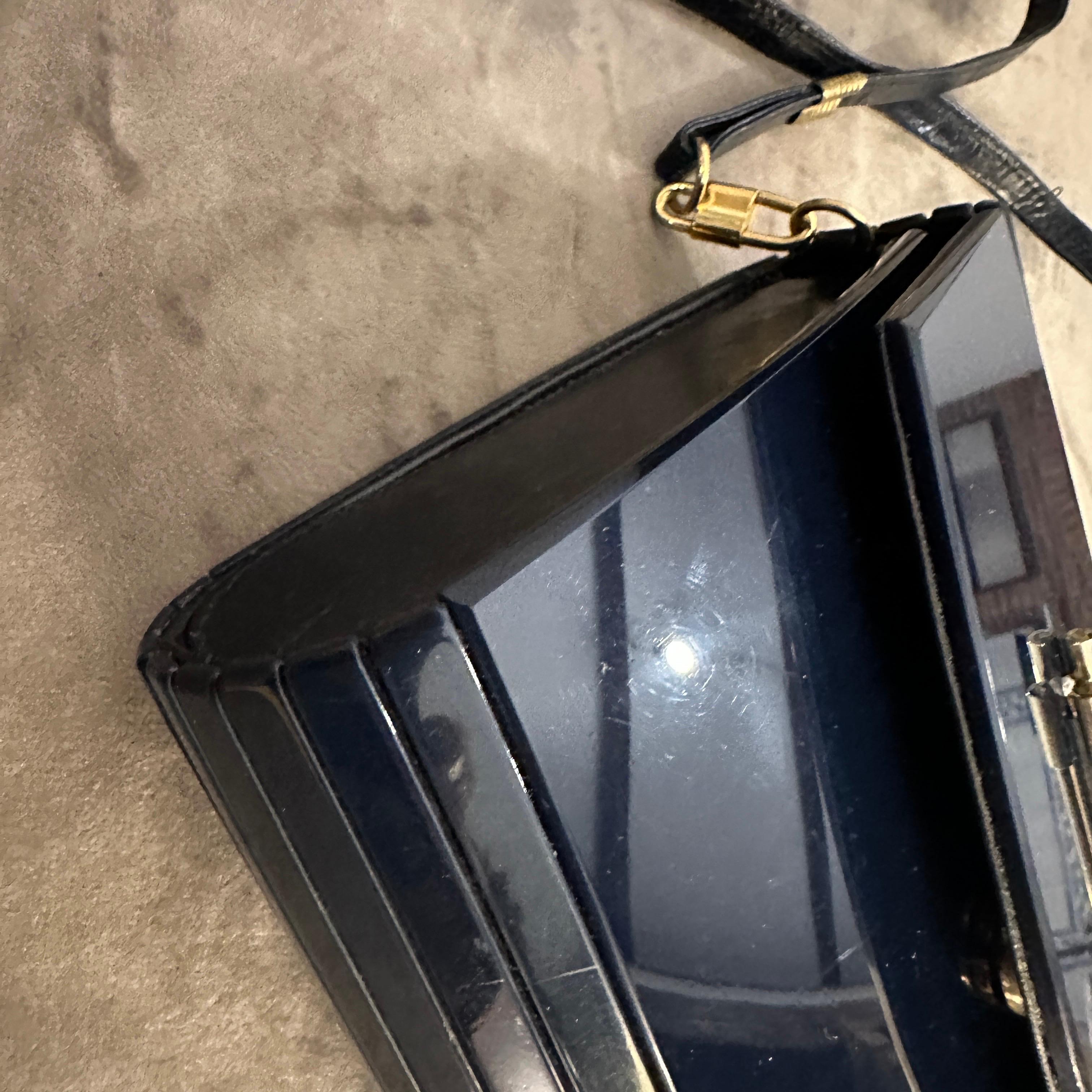 Bolso italiano de baquelita y cuero azul de los años 70 en venta 6