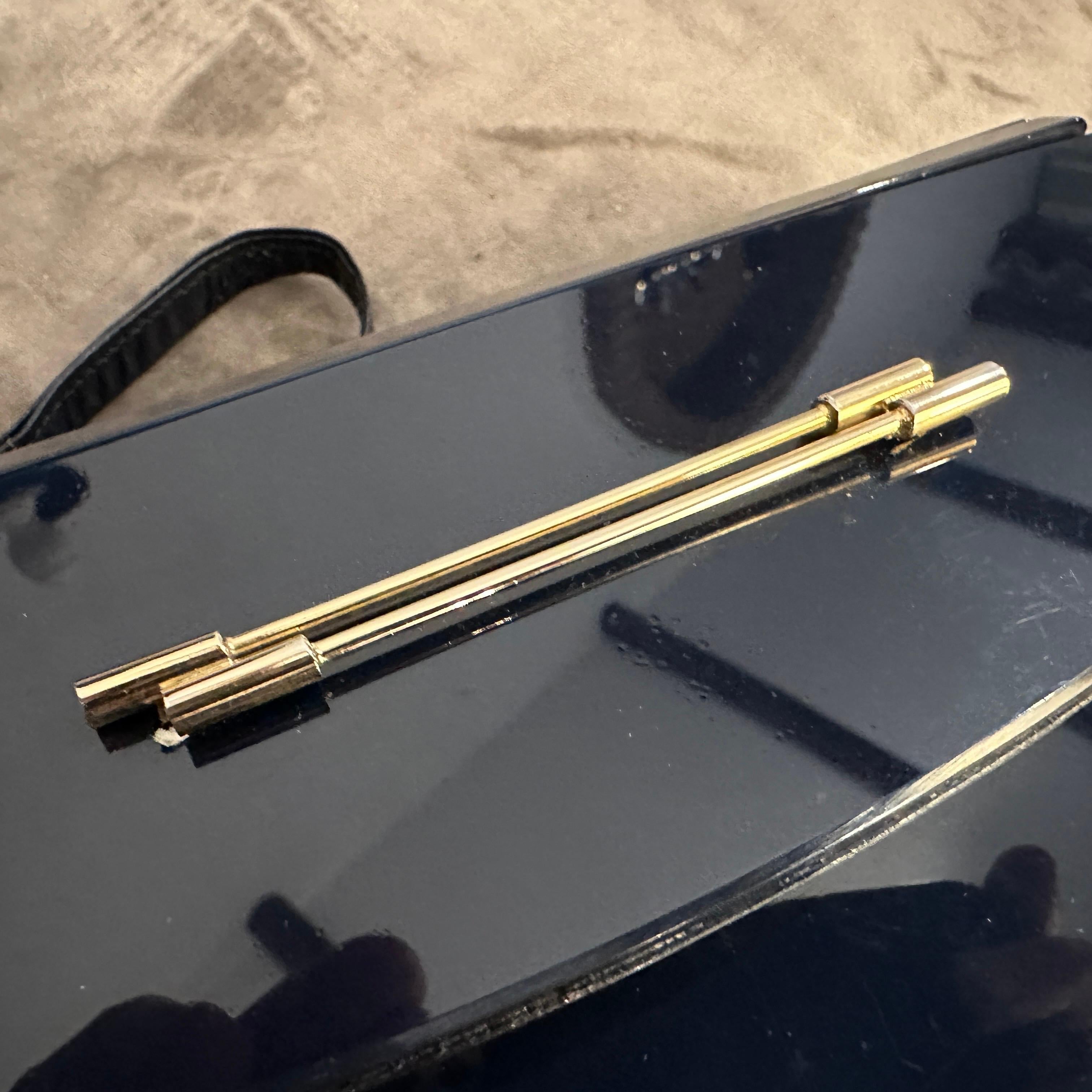 Femenino o masculino Bolso italiano de baquelita y cuero azul de los años 70 en venta