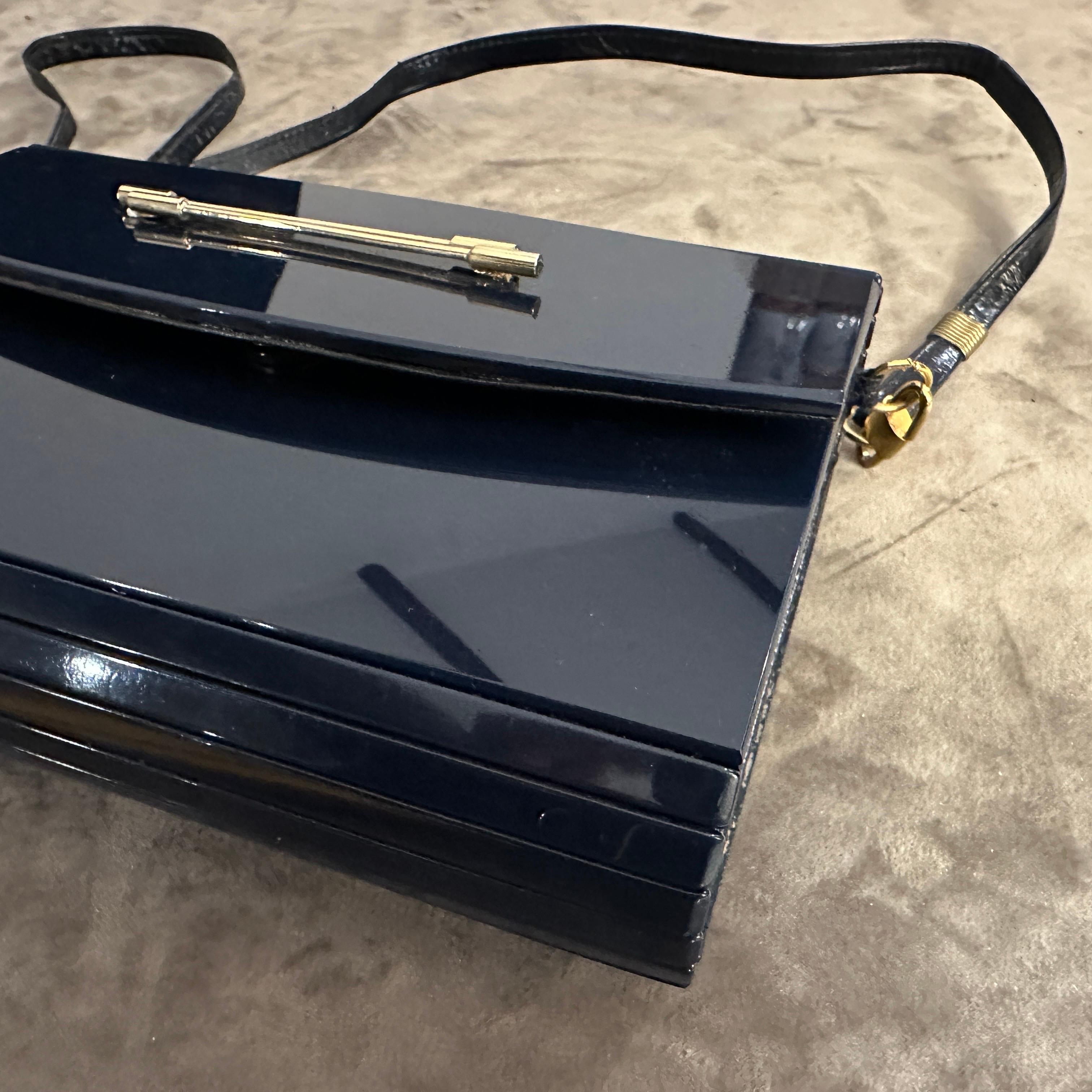 Bolso italiano de baquelita y cuero azul de los años 70 en venta 1