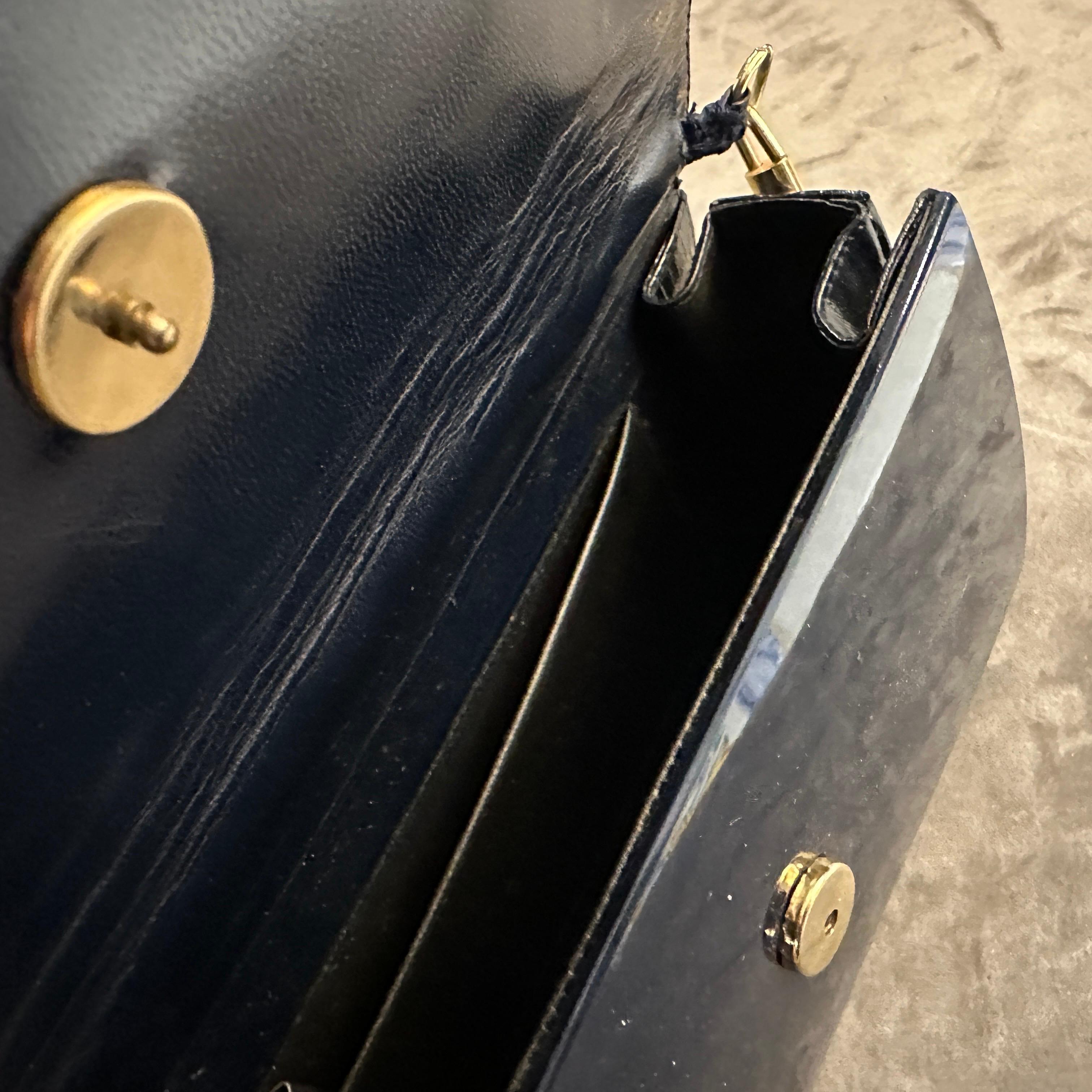 Bolso italiano de baquelita y cuero azul de los años 70 en venta 2