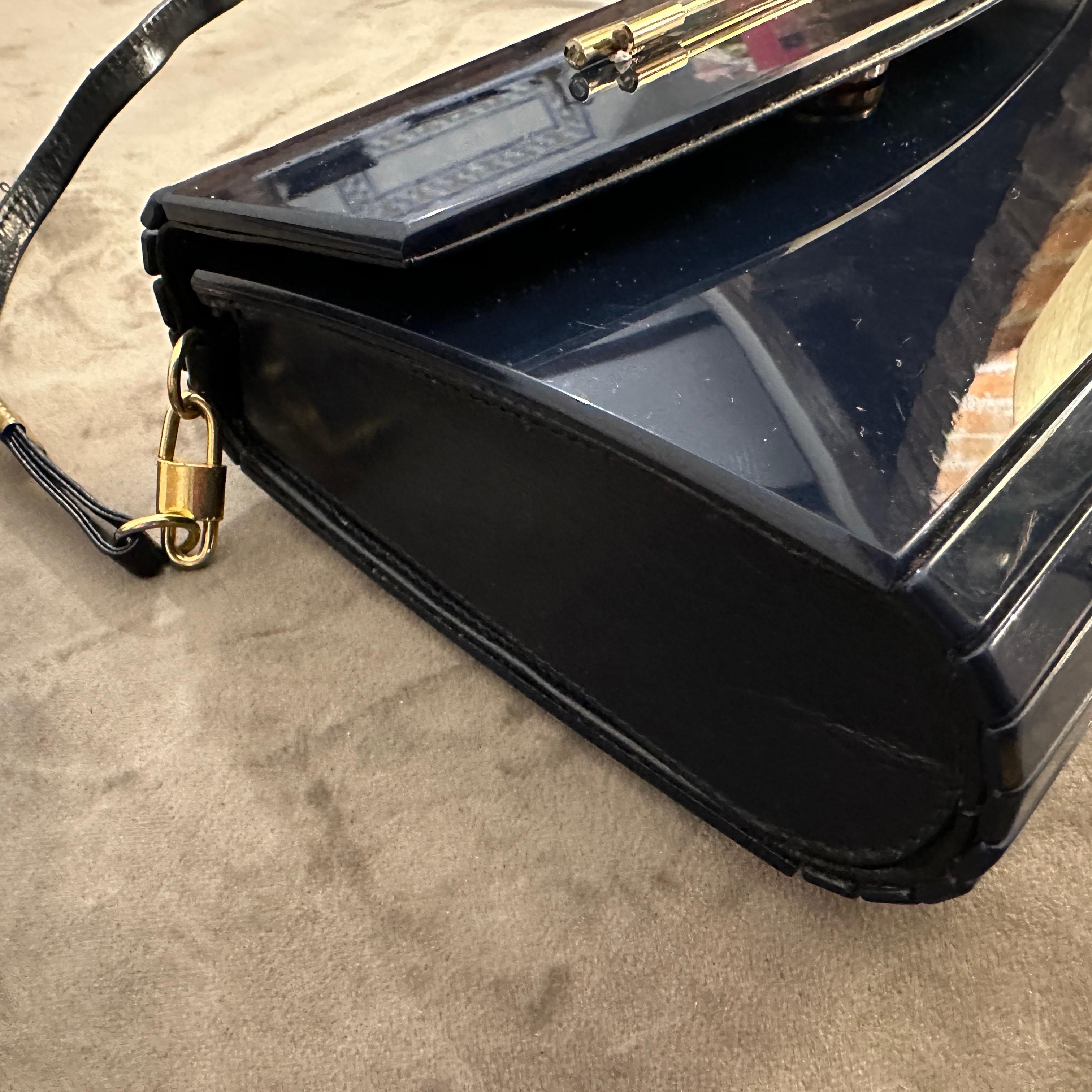Bolso italiano de baquelita y cuero azul de los años 70 en venta 3