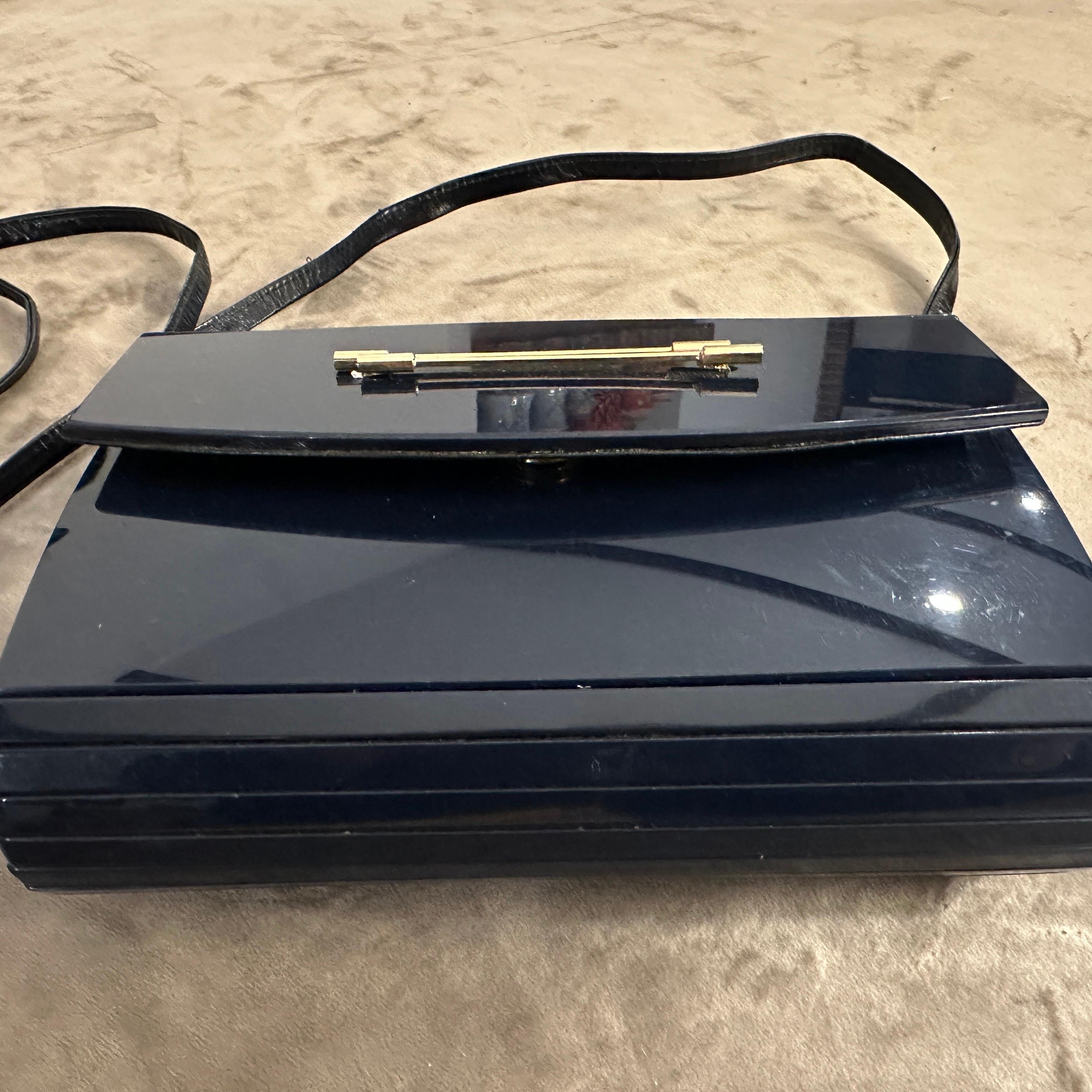 Bolso italiano de baquelita y cuero azul de los años 70 en venta 4