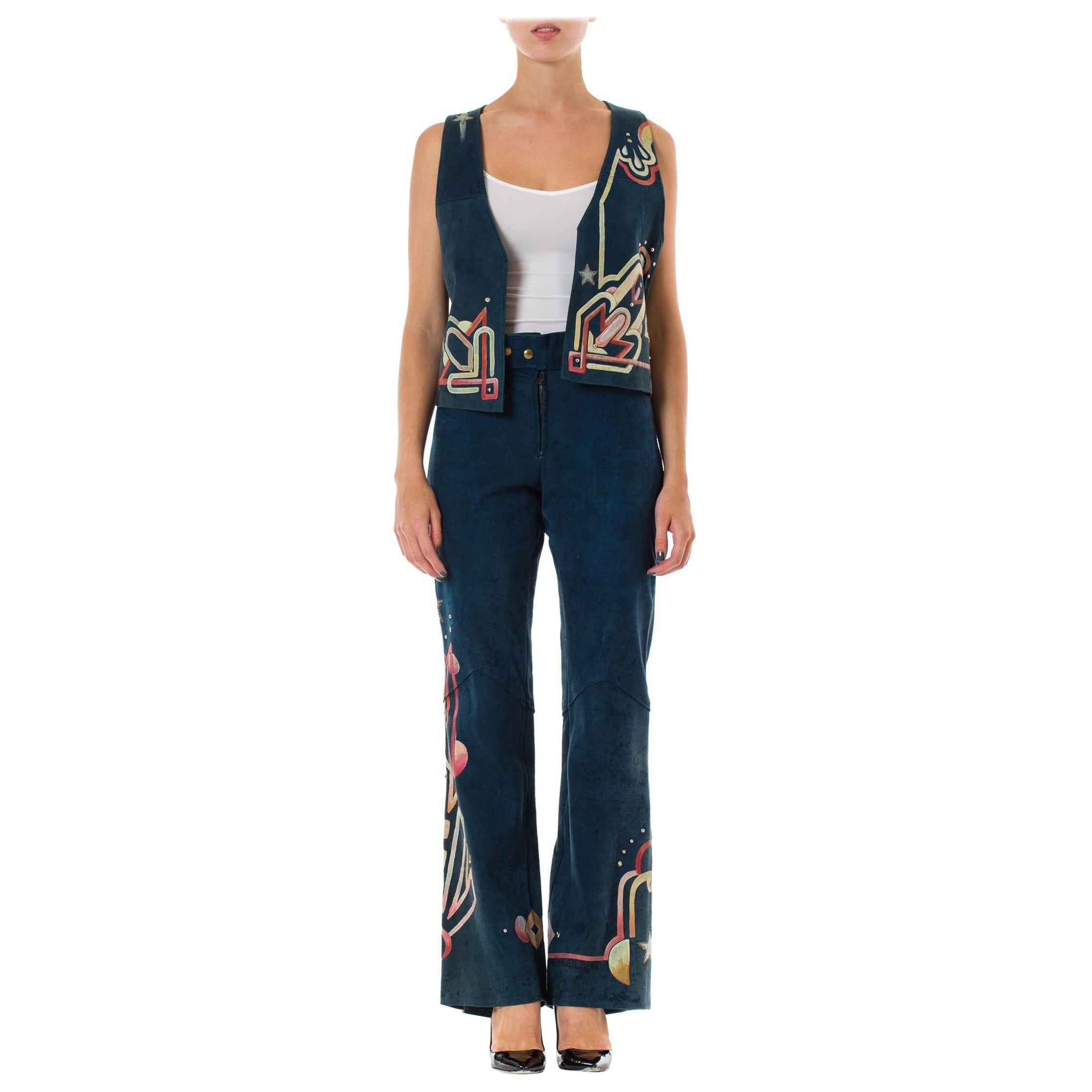 Gilet et pantalon en daim bleu Glam Rock Star peints à la main, années 1970  Ensemble en vente