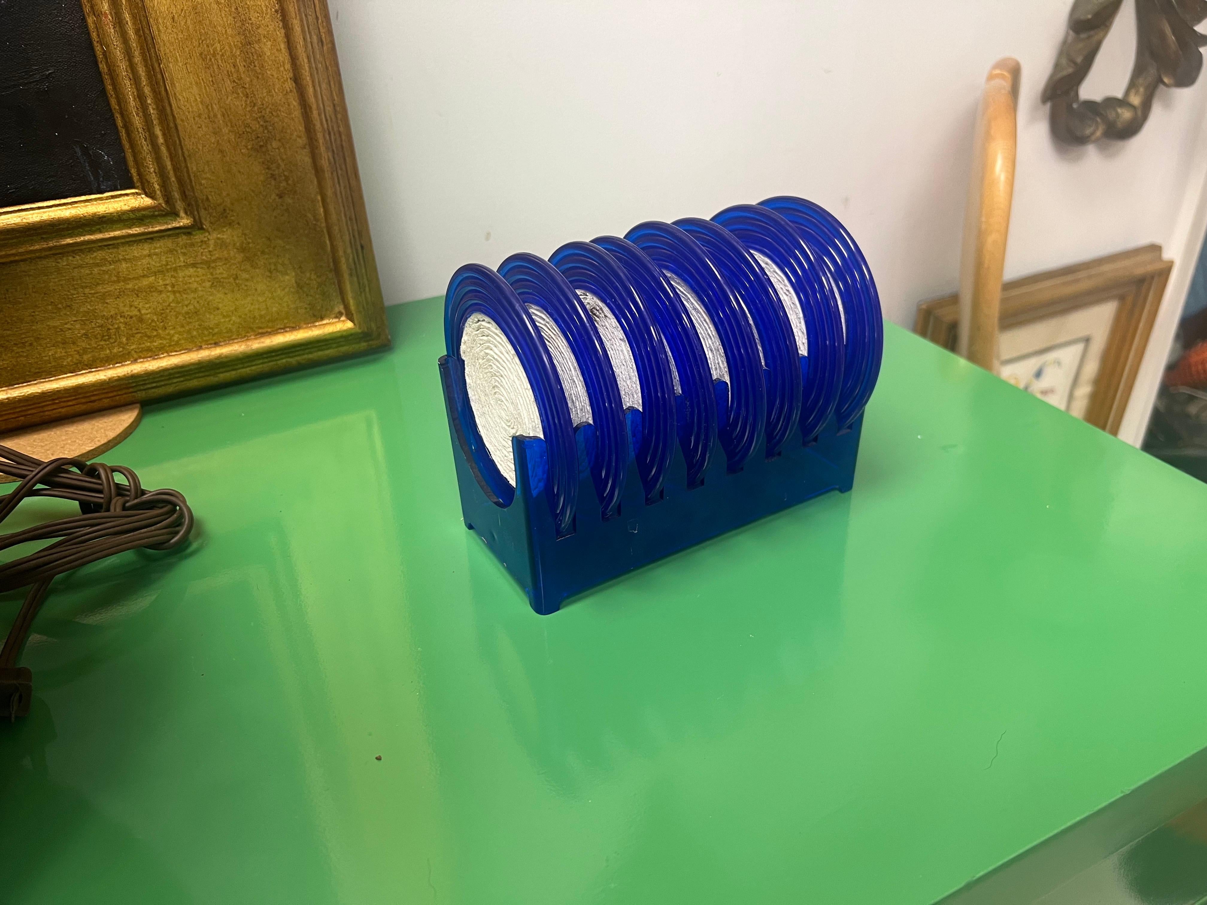 Lucite degli anni '70 in finitura blu con erba di mare intrecciata e disposta a spirale.

Ogni sottobicchiere misura: 4,5