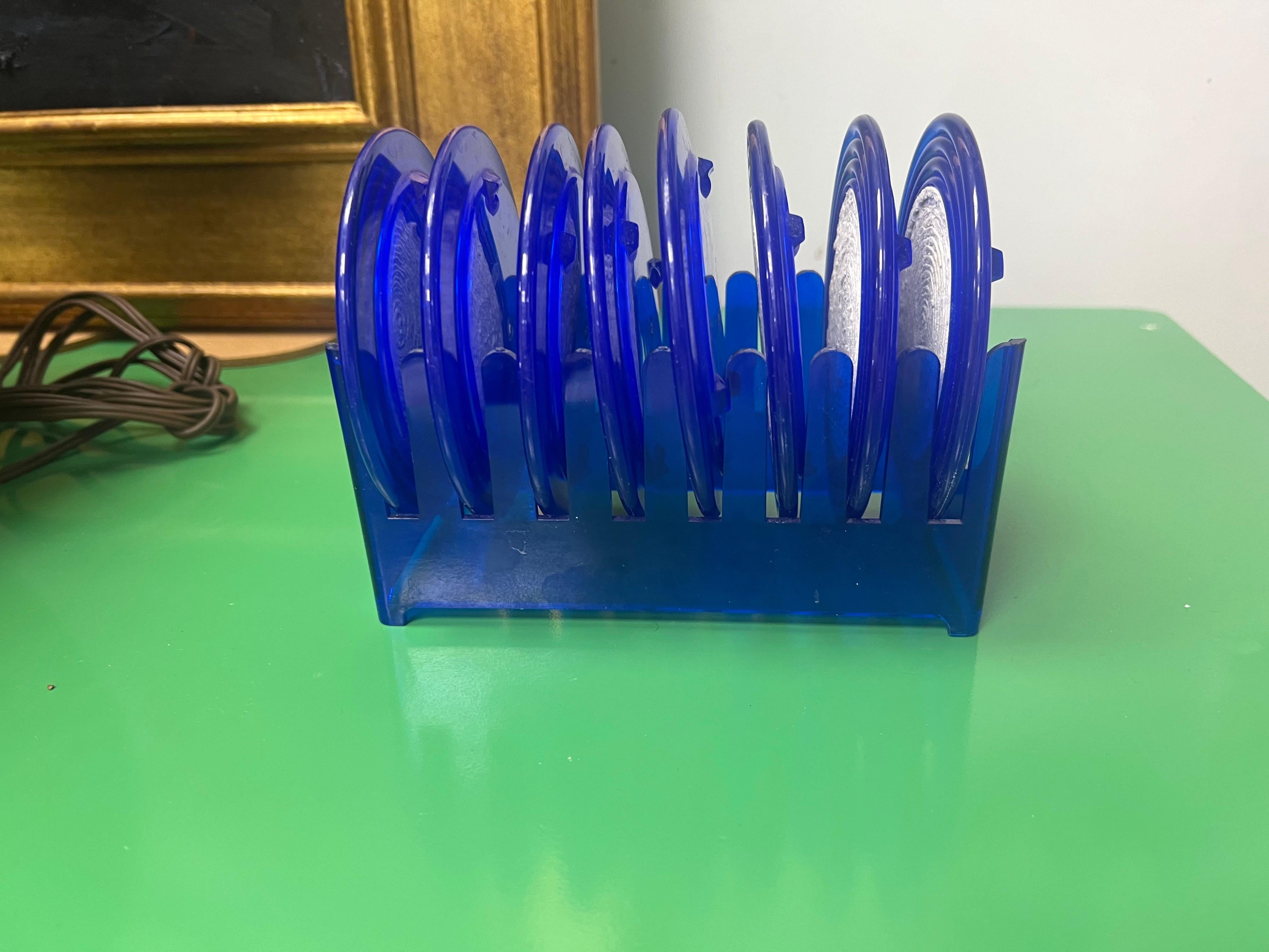 Postmoderno Sottobicchieri in lucite e corda blu degli anni '70 con supporto - un set di 9 in vendita