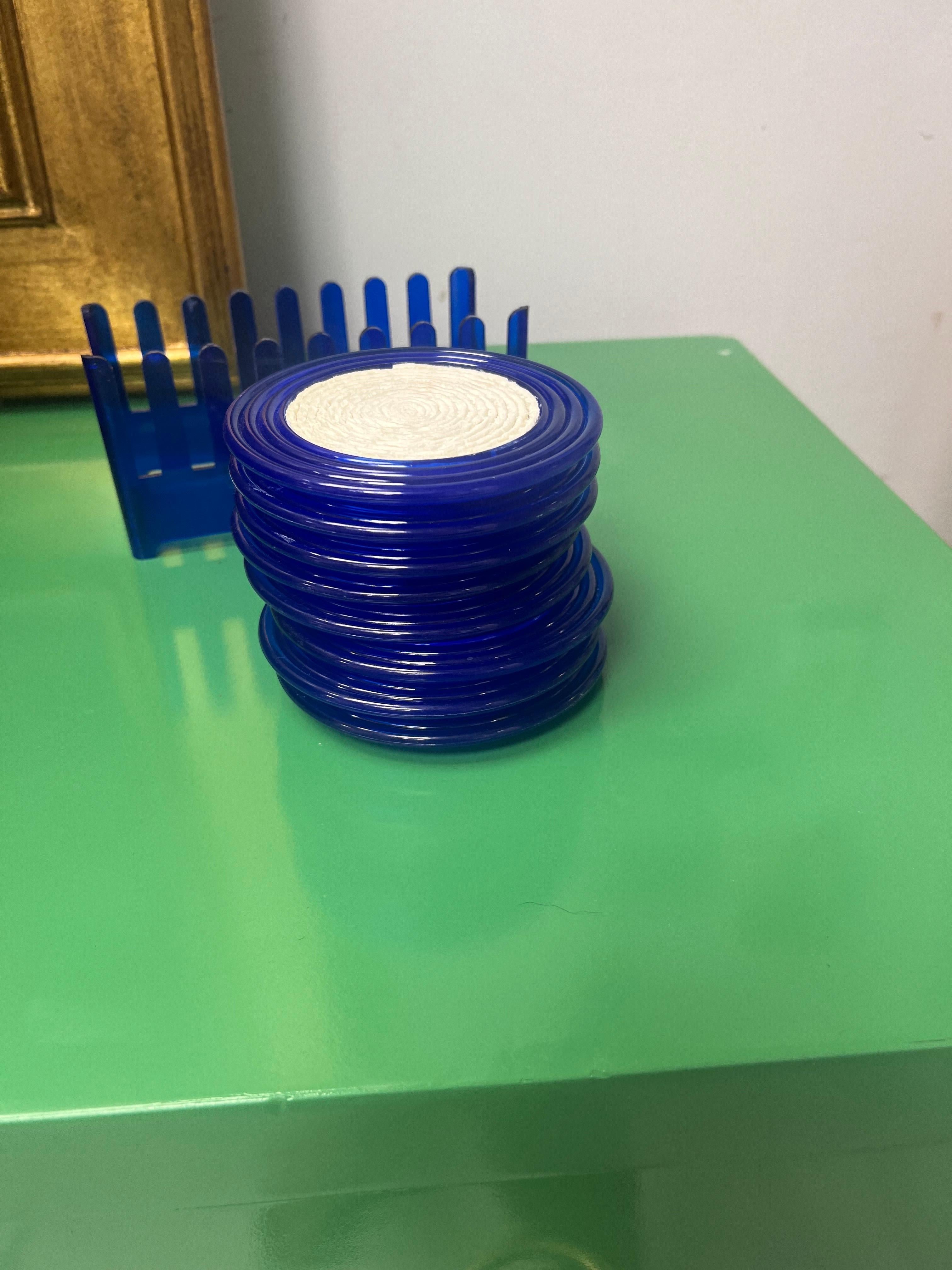 Iuta Sottobicchieri in lucite e corda blu degli anni '70 con supporto - un set di 9 in vendita