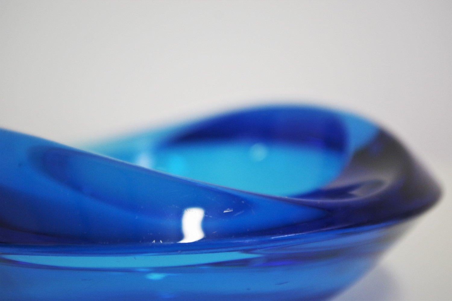 cenicero de cristal de Murano azul de los años 70 - Elegante diseño vintage

Este cautivador cenicero de cristal de Murano azul de la década de 1970 es un magnífico ejemplo de la artesanía italiana. Su llamativo tono azul cobalto y su diseño suave y