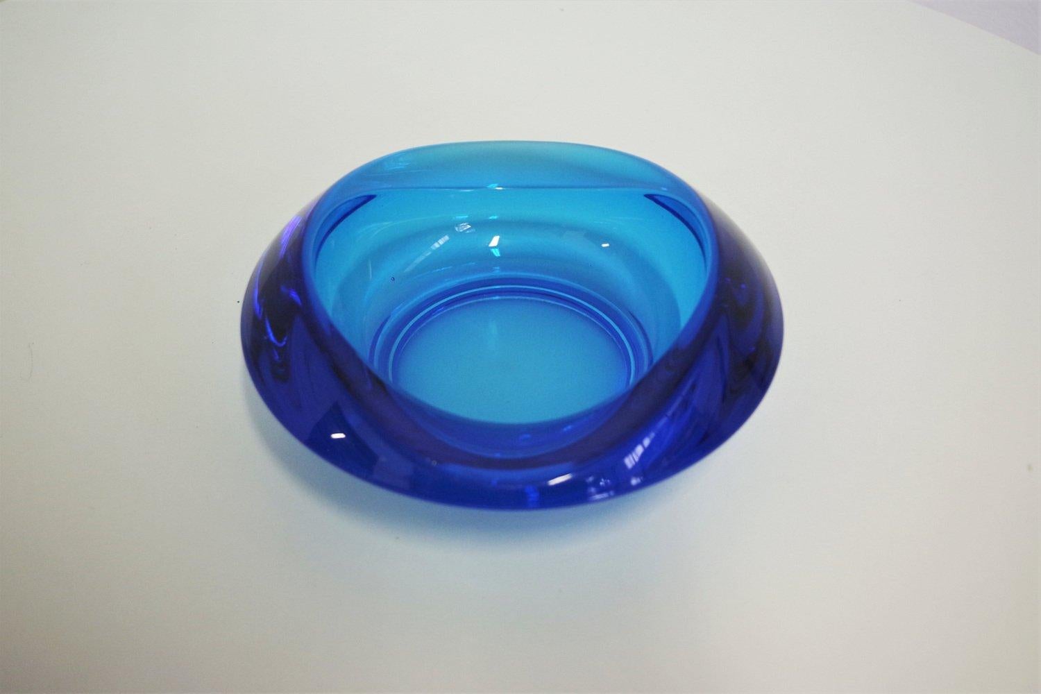 cenicero de cristal de Murano azul de los años 70 - Elegante diseño vintage en Bueno estado para la venta en Manzano, IT