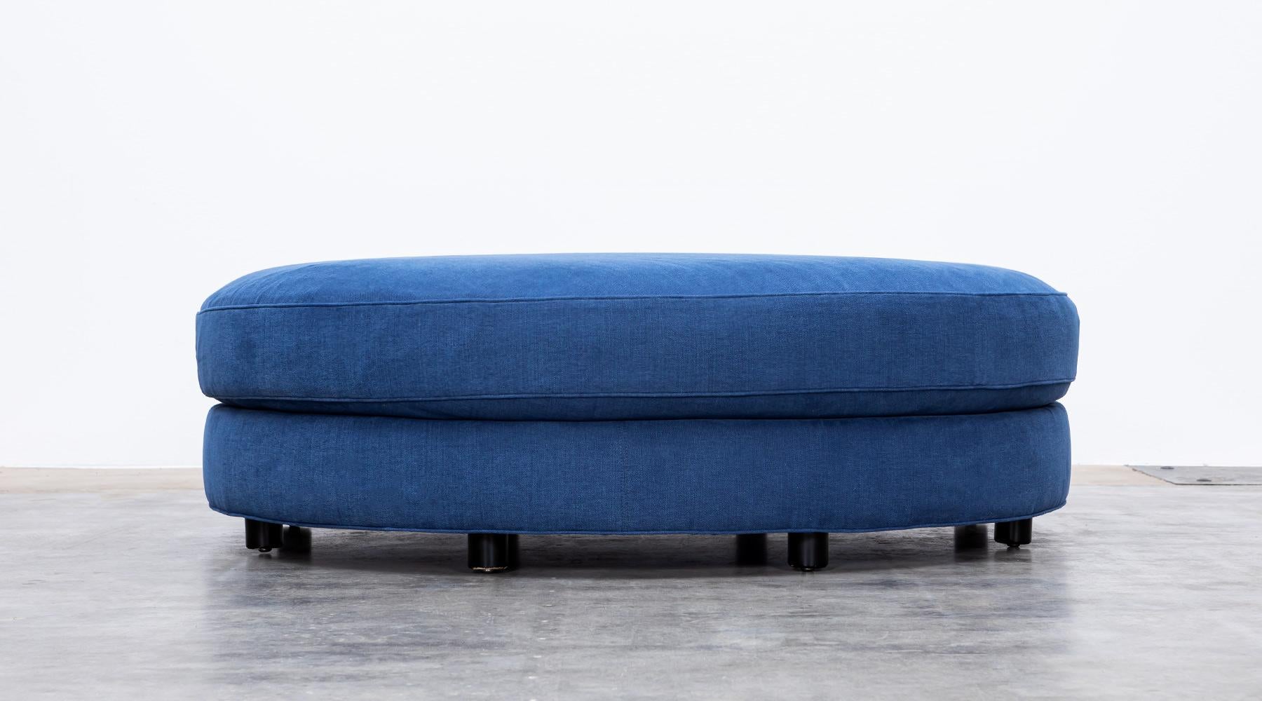 Ottoman or pouf, new upholstery by Milo Baughman, USA, 1970.

Inviting Ottoman by American modernist Milo Baughman. Its wide and organic shape is matched with a high-quality new upholstery in a wonderful hue. Manufactured by Thayer Coggin.