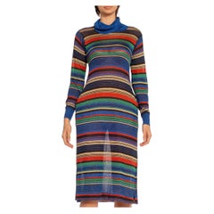 Vestito a collo di tartaruga a righe in maglia lurex blu, rosso e giallo degli anni '70