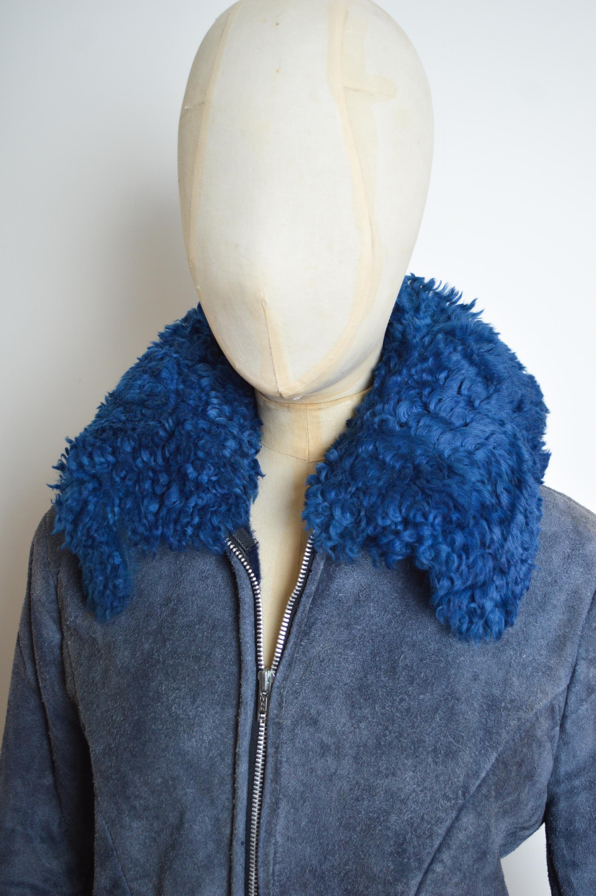 Bellissimo cappotto anni '70 in pelle scamosciata e shearling con colletto in vaporosa pelle di pecora, zip sul davanti e tasche sui fianchi con chiusura a zip, oltre a un interno completamente foderato in pelliccia sintetica.
Taglia; K.K. 10-12 /