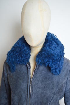 Manteau en mouton velouté à col et poignets en daim bleu des années 1970 Penny Lane Shearling coat