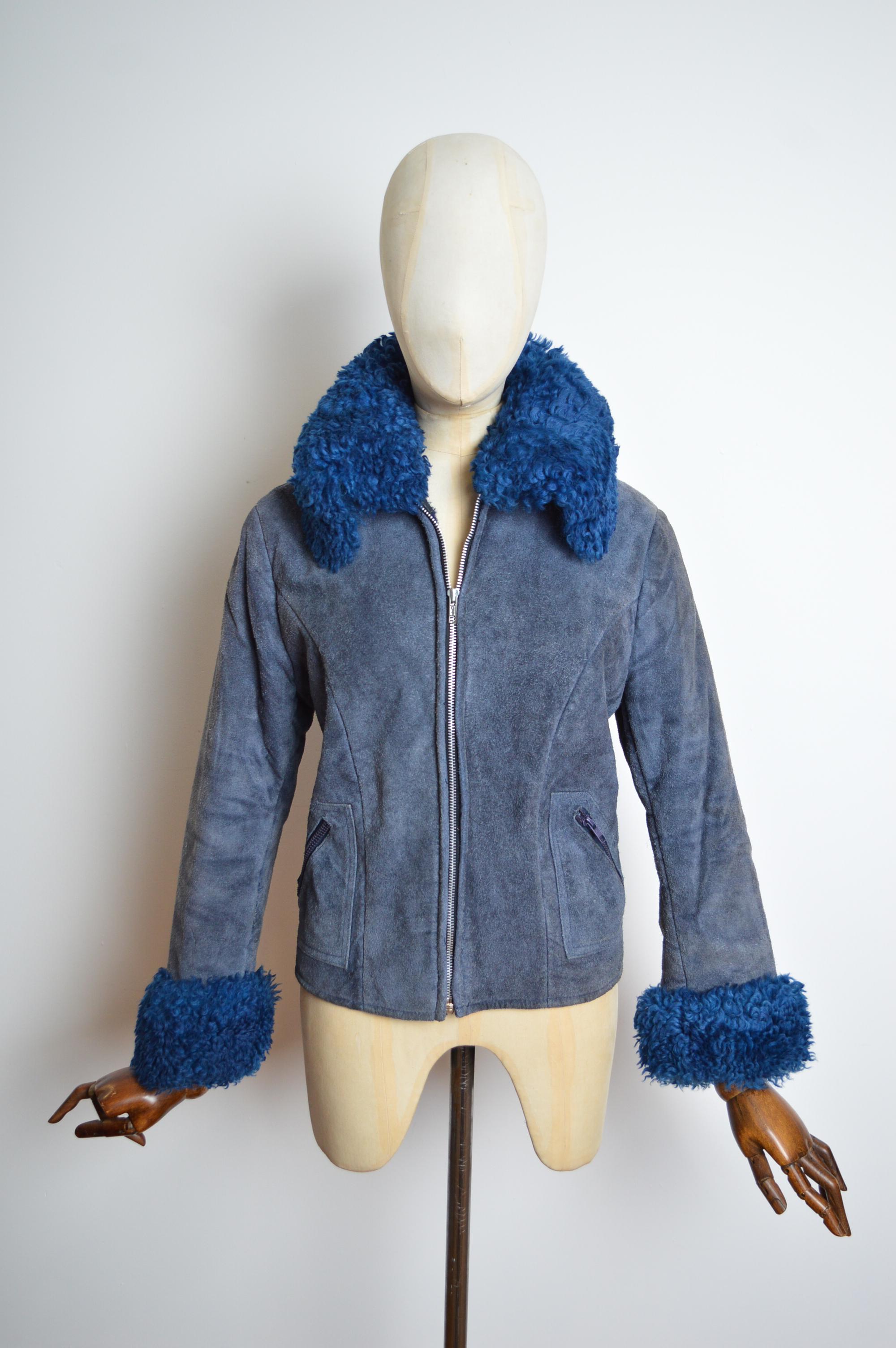 Grigio Cappotto in pelle scamosciata blu del 1970 con colletto e polsini in montone Penny Lane's in vendita