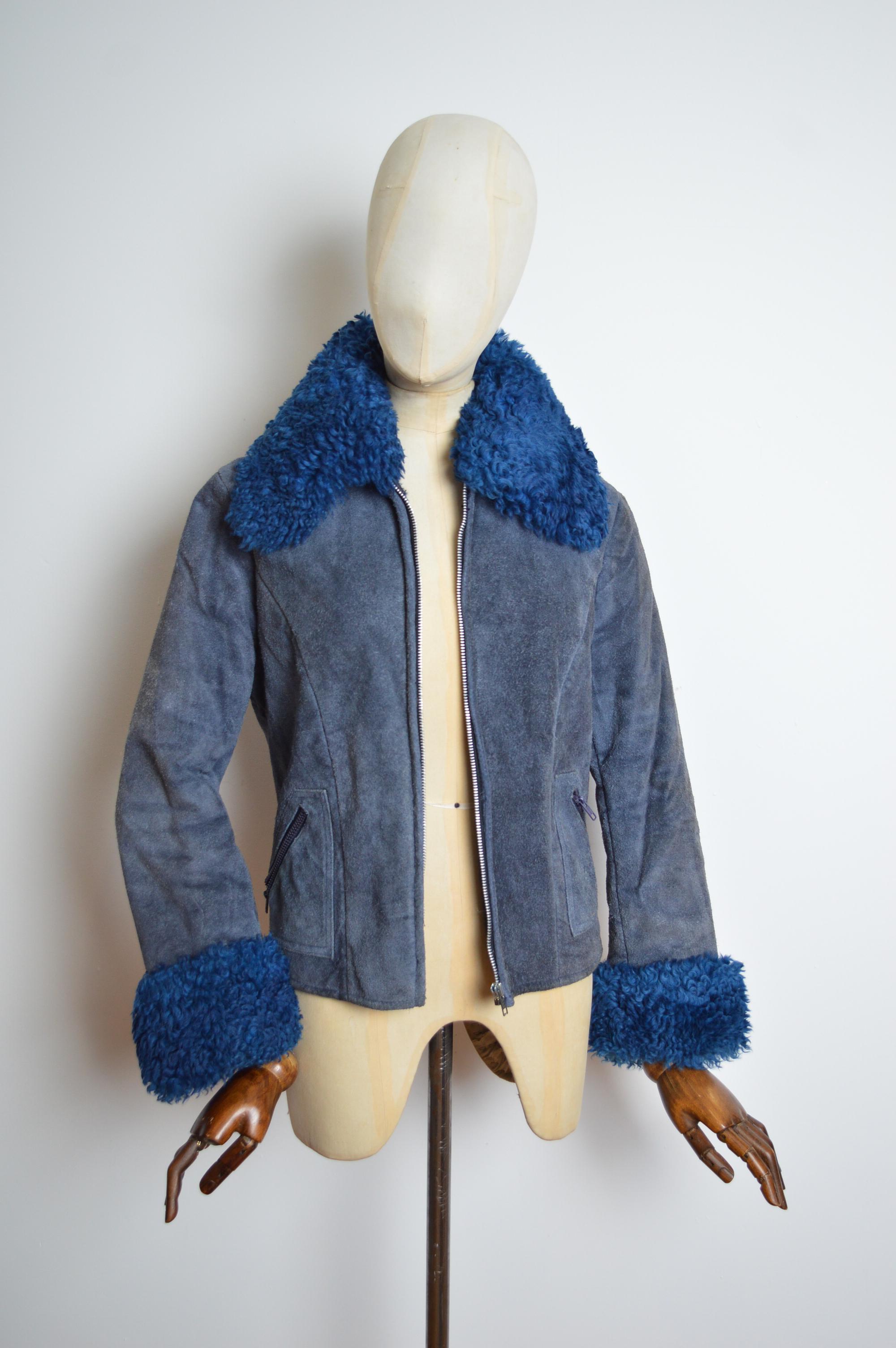 Donna Cappotto in pelle scamosciata blu del 1970 con colletto e polsini in montone Penny Lane's in vendita