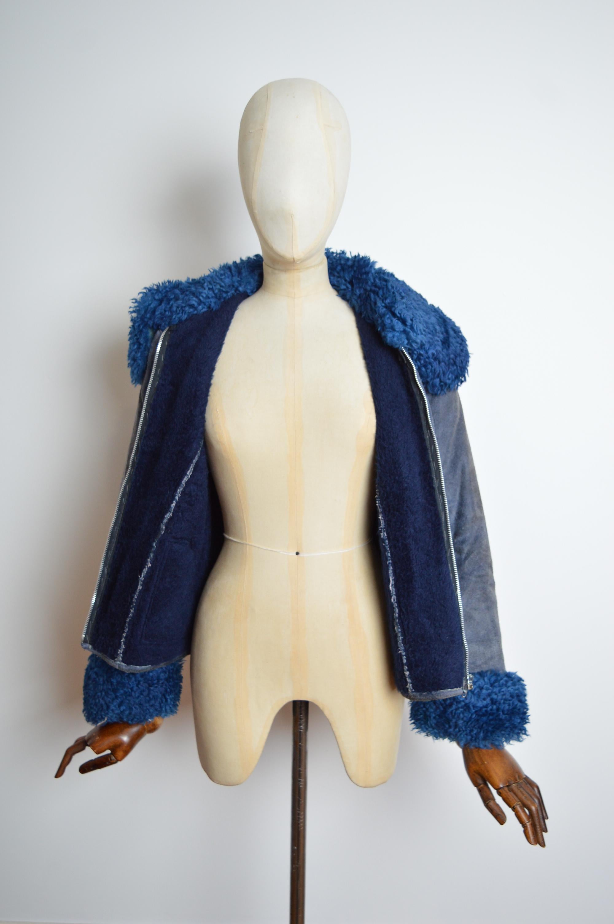 Cappotto in pelle scamosciata blu del 1970 con colletto e polsini in montone Penny Lane's in vendita 2