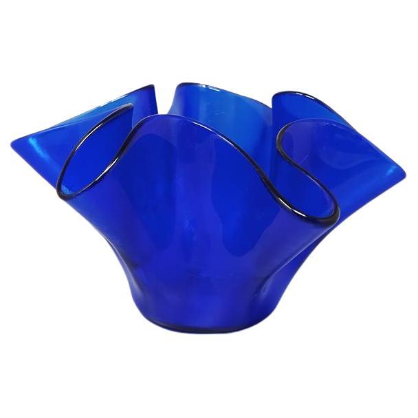 Vase bleu Fazzoletto de Dogi, années 1970  en verre de Murano. Fabriqué en Italie