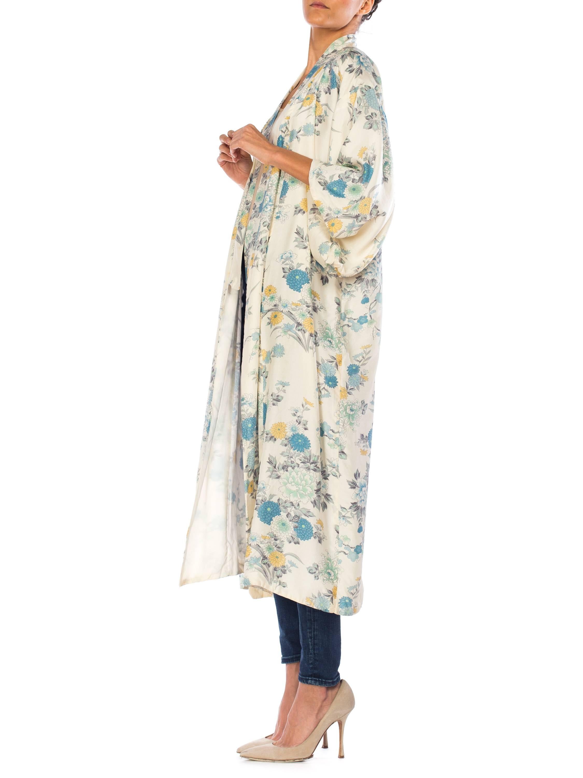1970S Blue & White Floral Rayon Kimono In Excellent Condition In New York, NY