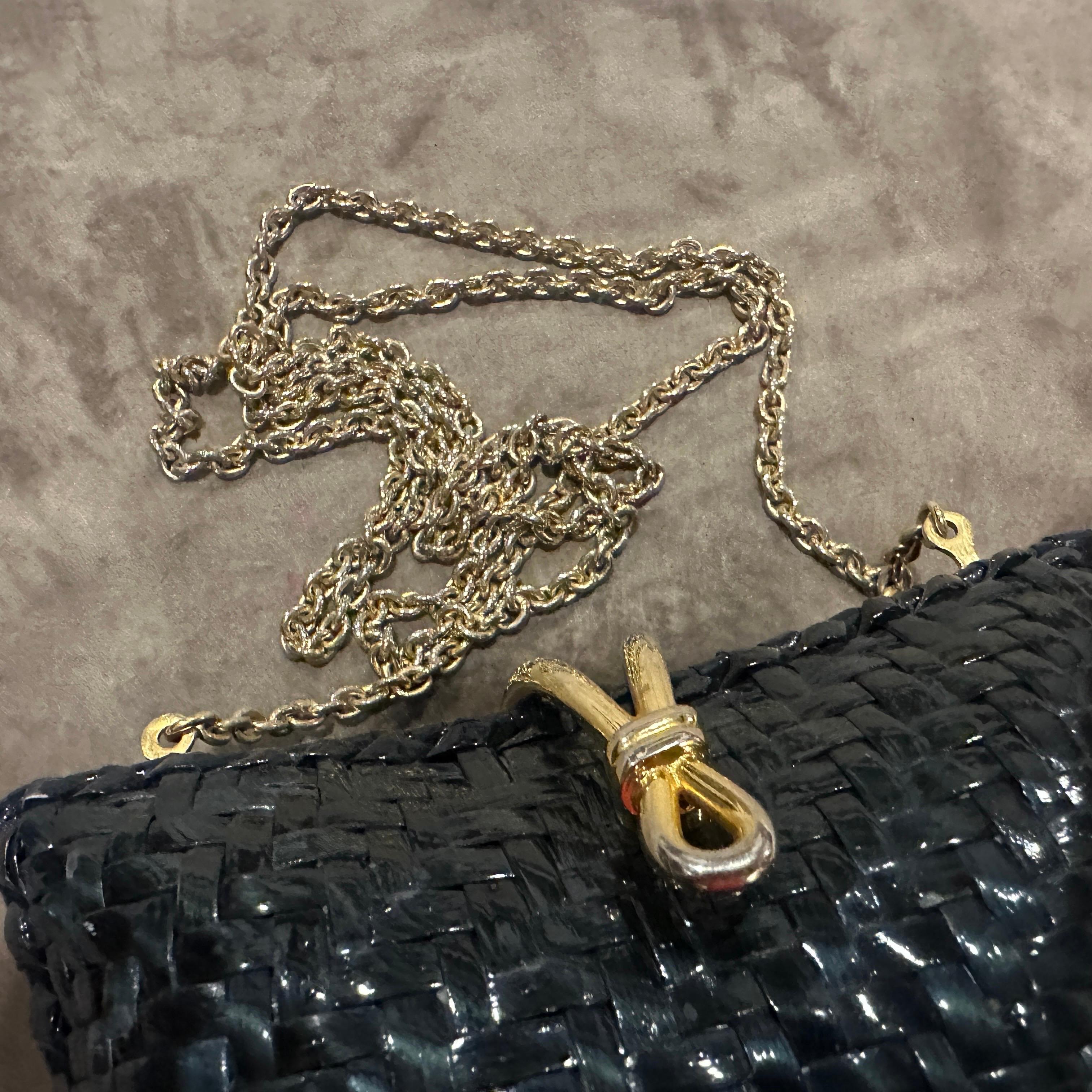 Borsa a tracolla quadrata in vimini blu e ottone di Rodo degli anni '70 in vendita 5