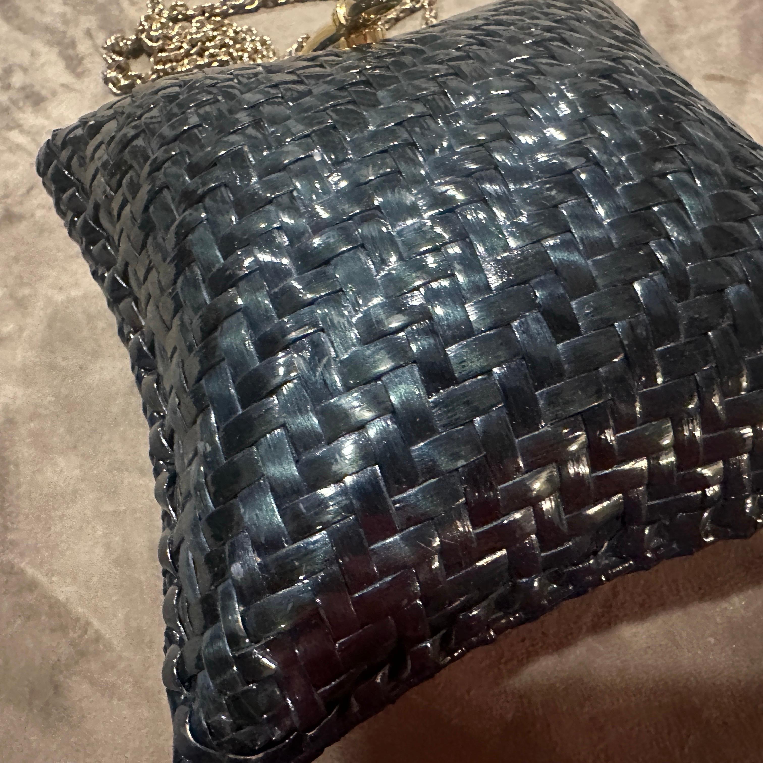 Borsa a tracolla quadrata in vimini blu e ottone di Rodo degli anni '70 in vendita 6