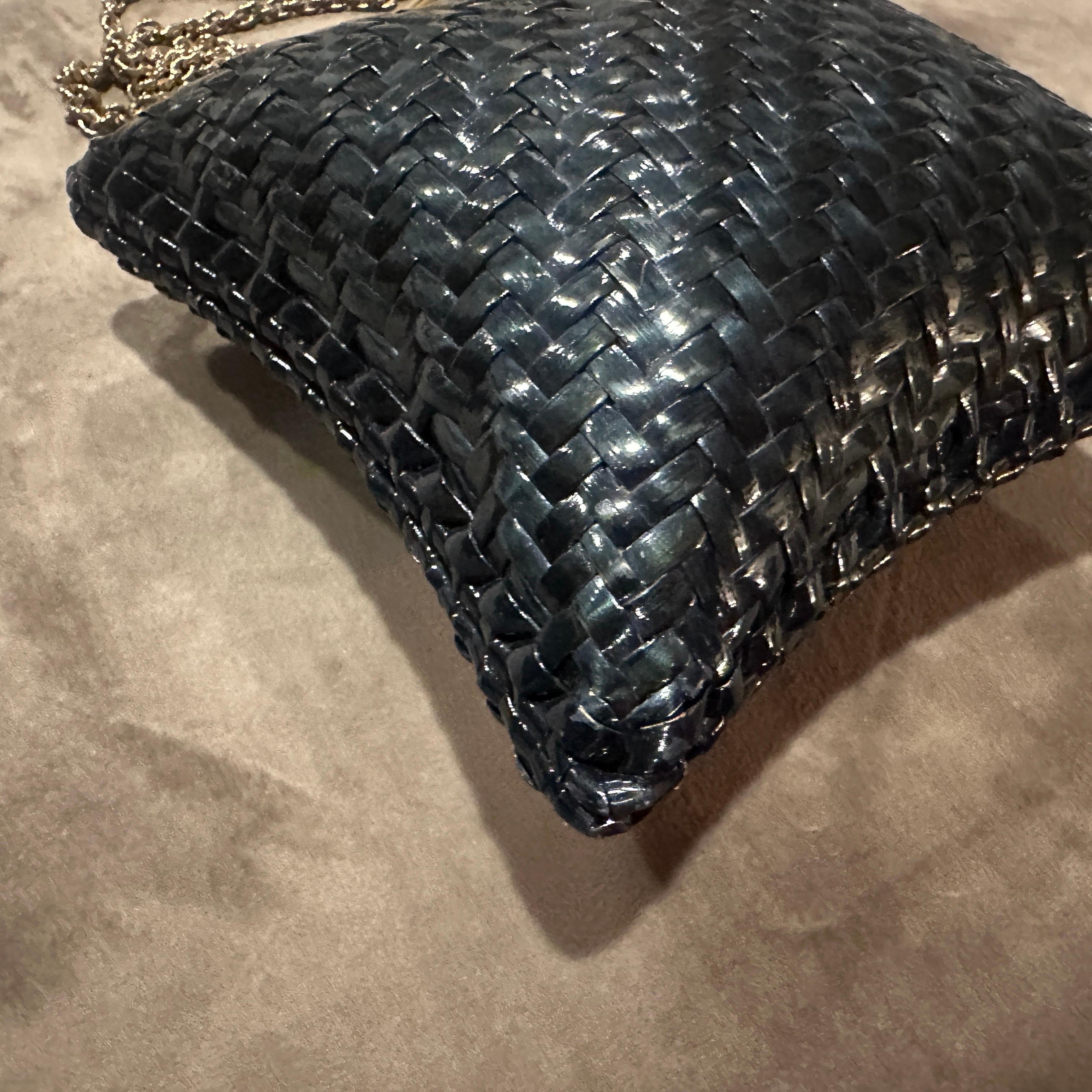 Borsa a tracolla quadrata in vimini blu e ottone di Rodo degli anni '70 in vendita 7