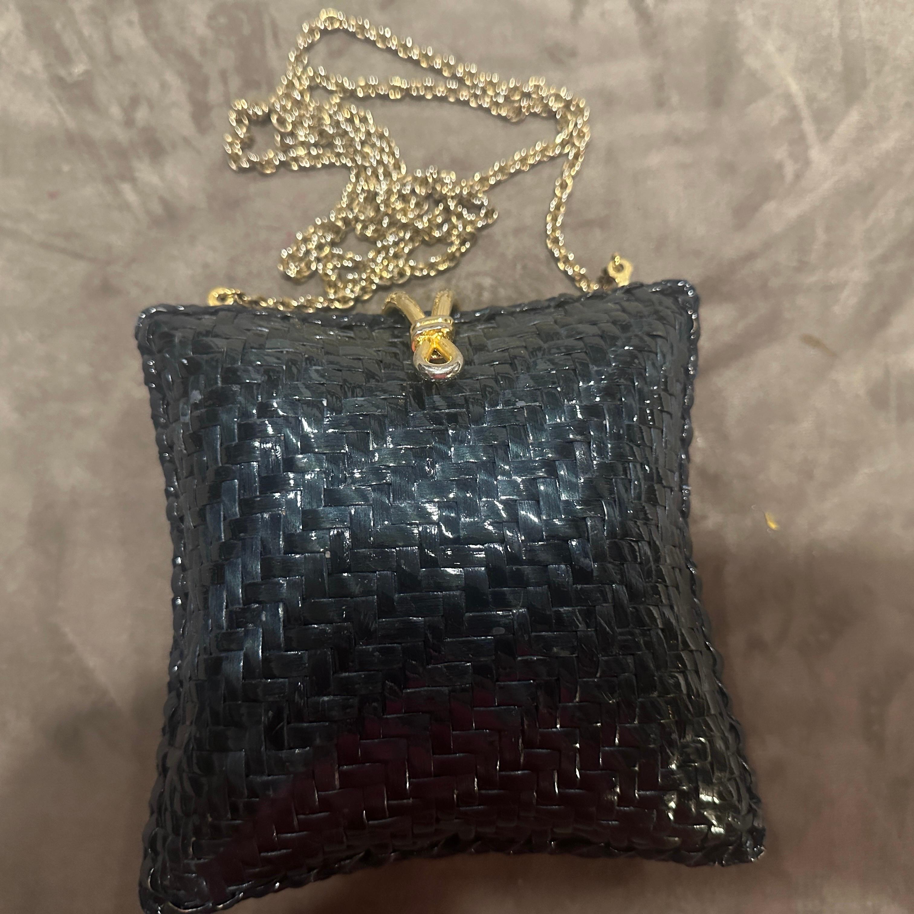 Torna al glamour chic degli anni '70 con questa squisita borsa a tracolla quadrata della rinomata casa italiana Rodo, un marchio famoso per i suoi accessori di lusso intrecciati. Questo pezzo è caratterizzato da un corpo in vimini blu, che gli