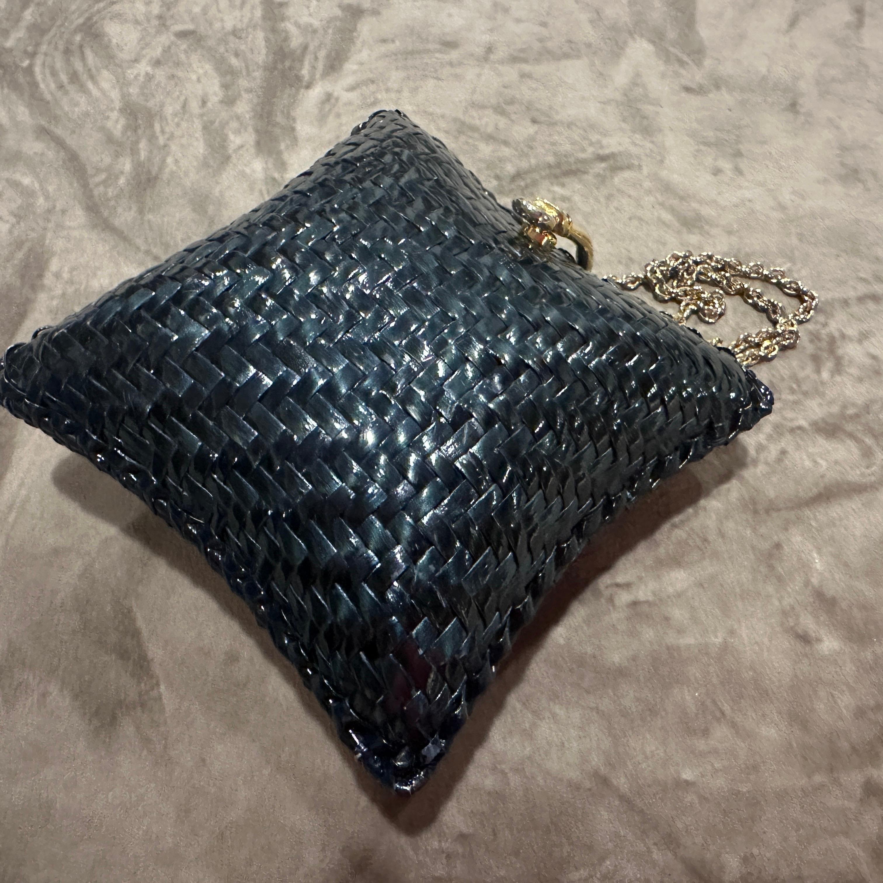 Nero Borsa a tracolla quadrata in vimini blu e ottone di Rodo degli anni '70 in vendita