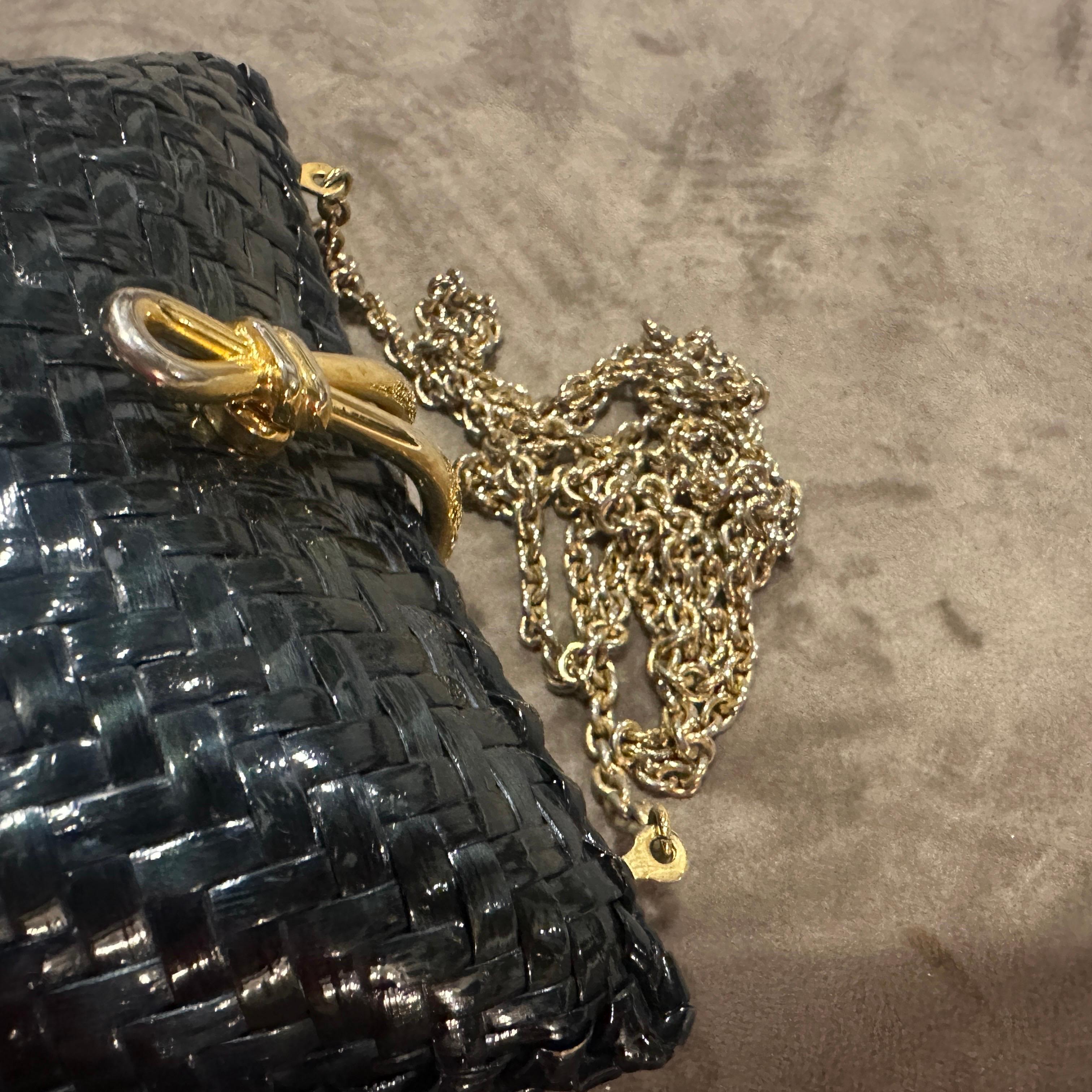 Borsa a tracolla quadrata in vimini blu e ottone di Rodo degli anni '70 In condizioni ottime in vendita a Aci Castello, IT